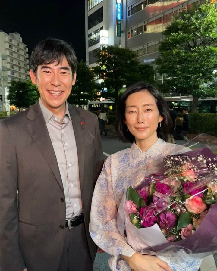 日本テレビ ドラマ「あなたの番です」のインスタグラム：「#木村多江 さんクランクアップ💐  怪しさ漂う関係でしたが トガちゃんを心配する優しいお2人でした☺️  #TVer 見逃し配信中！  #ミステリーデイ #髙嶋政伸」