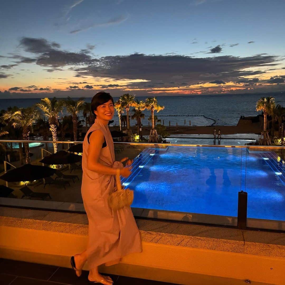 瓜生明希葉さんのインスタグラム写真 - (瓜生明希葉Instagram)「三家族沖縄旅行🌞  エアビーから琉球ホテル＆リゾートに移動しました！  去年できたばかりでピカピカ✨ 沖縄最大級のプールにこども達大興奮！  キッズプール、流れるプールがあり 朝食の種類も豊富で子連れには大、大満足のホテル👍  周辺には何もないので、地元のレストランへは車移動です♪  部屋飲みした際のオリオンビアナッツがとても美味🥴  滞在中に5歳になった長男！ ばあば70歳とダブルでお祝いしました🎉  一緒に旅行に行ってくれるのなんて あと10年くらいかなぁー笑  三家族旅行、両親は幸せそうで こども達は従兄弟同士で朝から晩まで笑い転げ 最高の思い出になりました😊  #3世代旅行  #familyreunion  #happybirthdaymyson  #琉球ホテルandリゾート名城ビーチ」10月11日 12時13分 - akiha_uryu