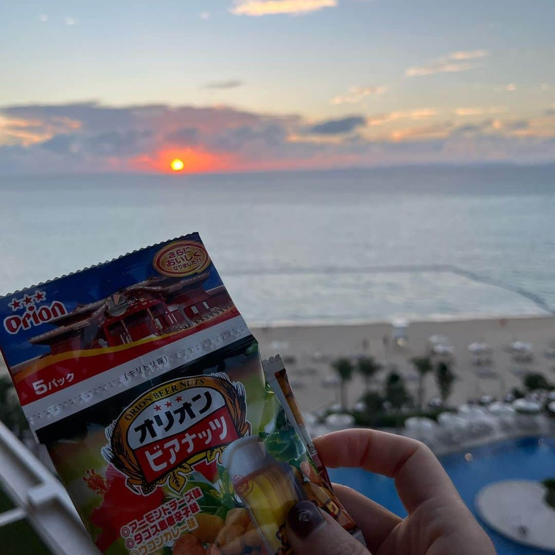 瓜生明希葉さんのインスタグラム写真 - (瓜生明希葉Instagram)「三家族沖縄旅行🌞  エアビーから琉球ホテル＆リゾートに移動しました！  去年できたばかりでピカピカ✨ 沖縄最大級のプールにこども達大興奮！  キッズプール、流れるプールがあり 朝食の種類も豊富で子連れには大、大満足のホテル👍  周辺には何もないので、地元のレストランへは車移動です♪  部屋飲みした際のオリオンビアナッツがとても美味🥴  滞在中に5歳になった長男！ ばあば70歳とダブルでお祝いしました🎉  一緒に旅行に行ってくれるのなんて あと10年くらいかなぁー笑  三家族旅行、両親は幸せそうで こども達は従兄弟同士で朝から晩まで笑い転げ 最高の思い出になりました😊  #3世代旅行  #familyreunion  #happybirthdaymyson  #琉球ホテルandリゾート名城ビーチ」10月11日 12時13分 - akiha_uryu