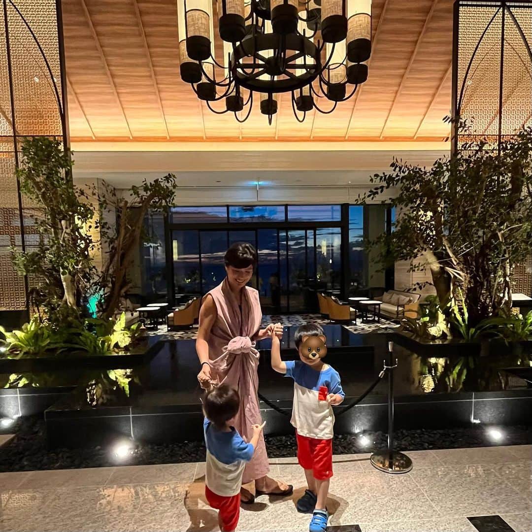 瓜生明希葉さんのインスタグラム写真 - (瓜生明希葉Instagram)「三家族沖縄旅行🌞  エアビーから琉球ホテル＆リゾートに移動しました！  去年できたばかりでピカピカ✨ 沖縄最大級のプールにこども達大興奮！  キッズプール、流れるプールがあり 朝食の種類も豊富で子連れには大、大満足のホテル👍  周辺には何もないので、地元のレストランへは車移動です♪  部屋飲みした際のオリオンビアナッツがとても美味🥴  滞在中に5歳になった長男！ ばあば70歳とダブルでお祝いしました🎉  一緒に旅行に行ってくれるのなんて あと10年くらいかなぁー笑  三家族旅行、両親は幸せそうで こども達は従兄弟同士で朝から晩まで笑い転げ 最高の思い出になりました😊  #3世代旅行  #familyreunion  #happybirthdaymyson  #琉球ホテルandリゾート名城ビーチ」10月11日 12時13分 - akiha_uryu