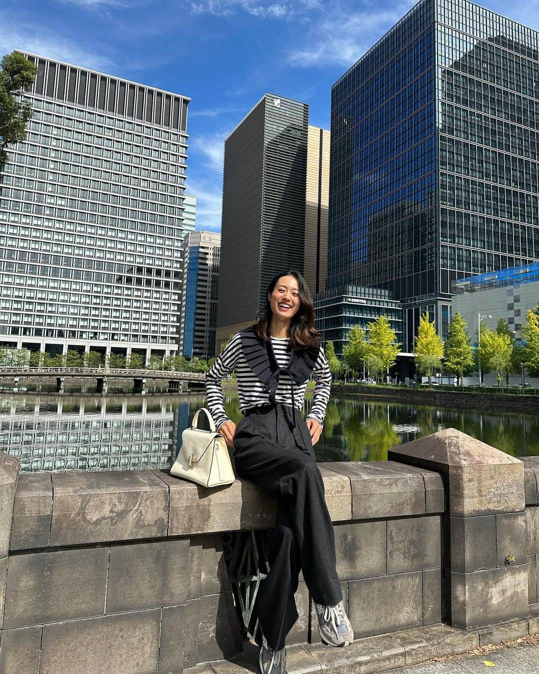 牧野紗弥のインスタグラム：「秋晴れが気持ち良くてロケ日和🫶🏻 太陽が出ると暖かいけど、風は冷たくなってきた！とのことで、カシミアパンツがちょうどいい🤭 去年買った @celine のチャコールグレーのパンツに @the_newhouse のネイビーボーダー、 @ivy_i_am_navy のプリーツベルトを合わせました♪ボーダーにプリーツベルトが良く合うんです❤️❤️❤️ 今日も好印象メイクの達人 @tadatomo0505 くんはキャッピキャピ🫶🏻、 @masuda_katsuyuki さんは初めこそTシャツを着てたけど、やっぱりタンクトップになっちゃった🤣🤣🤣 @jpress_ladies お楽しみに〜☀️」