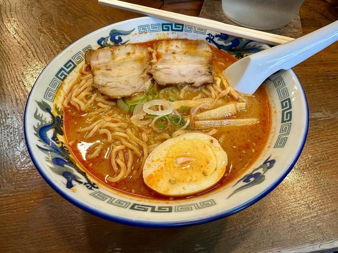 まえちゃんねるのインスタグラム：「今日のランチは、鉄火味噌ラーメン（700円）ちょい辛めで美味い😋小ぢんまりとしたラーメン屋さんでメニューも少なめ。名店の予感😊  #ランチ #今日のランチ #鉄火味噌ラーメン #味噌ラーメン #辛い #めん蔵」
