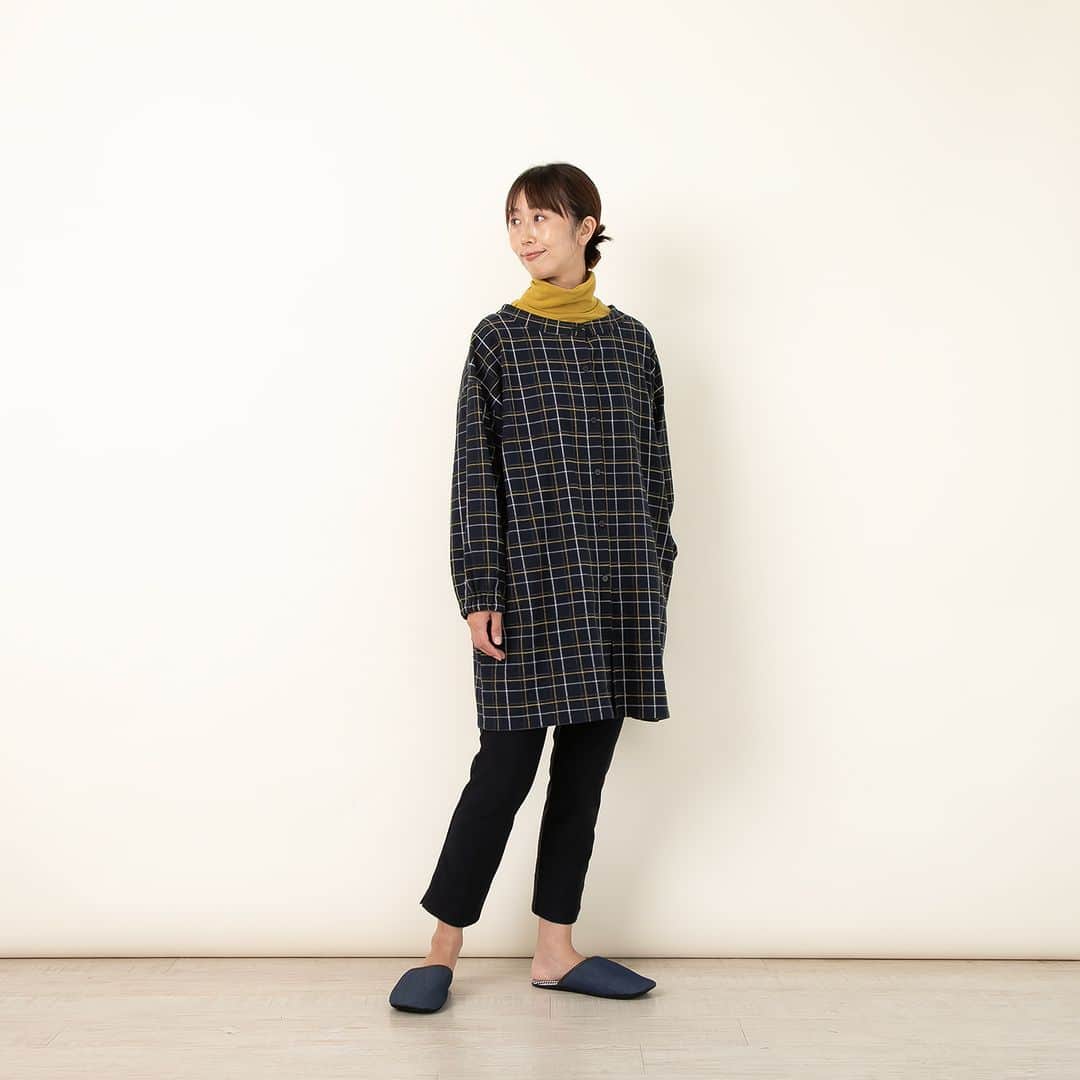 栗原はるみ「ゆとりの空間 」さんのインスタグラム写真 - (栗原はるみ「ゆとりの空間 」Instagram)「. ＼起毛素材であたたかい／ 「モールヤーンチェックスモック 2way」  季節感のある起毛チェックの スモックエプロン。  身体全体をカバーするスモックは、 寒くなる季節におすすめです。  前後どちらも着られる2wayのデザインなので、 その日の気分によって変えてみるのも◎  --- モールヤーンチェックスモック 2way [8,910円（税込）] (品番：HK3A8404） ---  詳しくはプロフィールのリンクから @yutorino_kukan  #新商品 #モールヤーンチェックスモック #スモックエプロン #スモック #2wayエプロン #2way #エプロン #apron #チェック #割烹着 #家事着 #ギフト  #ゆとりの空間 #オンラインショップ #栗原はるみ #yutorino_kukan #yutorinokukan」10月11日 12時20分 - yutorino_kukan