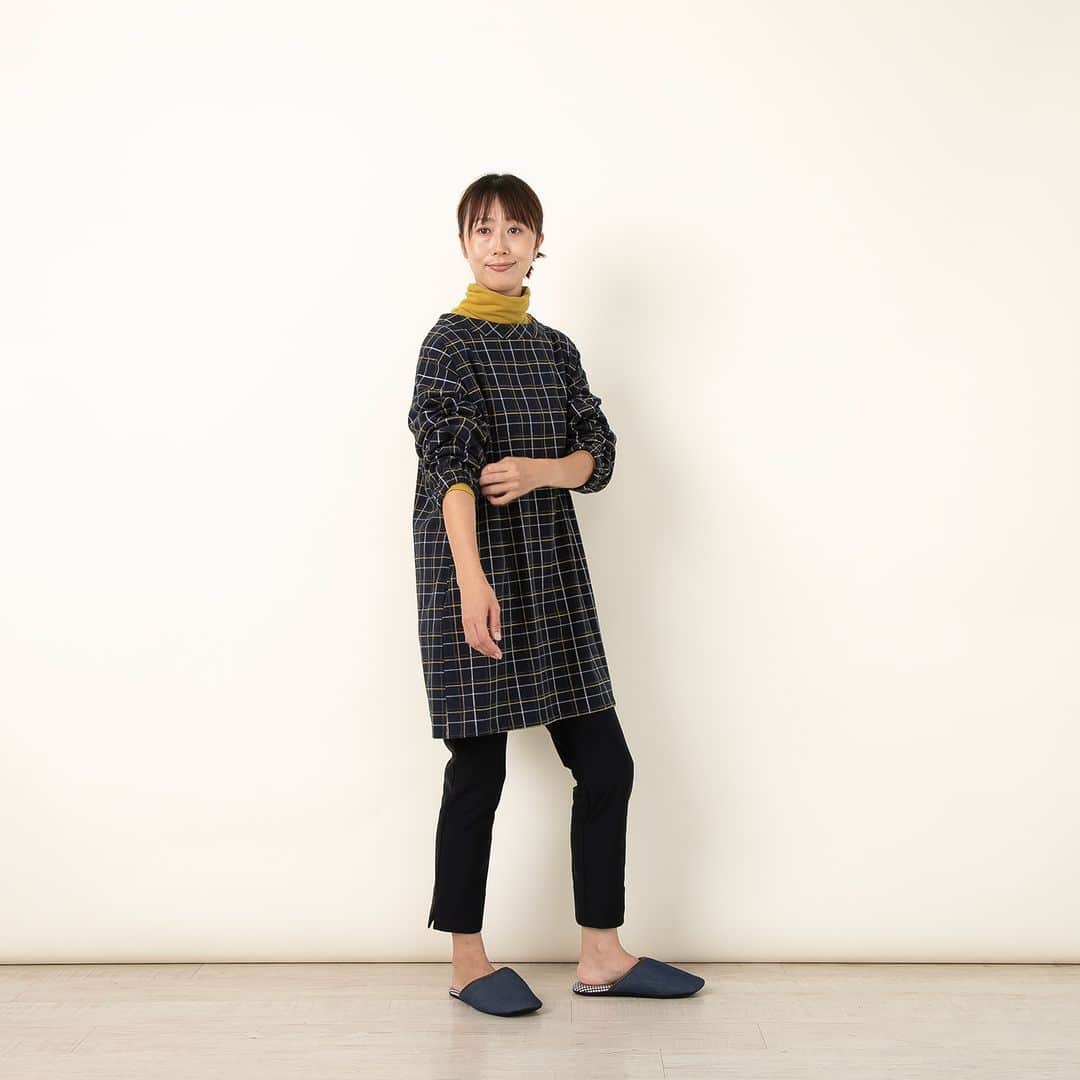栗原はるみ「ゆとりの空間 」さんのインスタグラム写真 - (栗原はるみ「ゆとりの空間 」Instagram)「. ＼起毛素材であたたかい／ 「モールヤーンチェックスモック 2way」  季節感のある起毛チェックの スモックエプロン。  身体全体をカバーするスモックは、 寒くなる季節におすすめです。  前後どちらも着られる2wayのデザインなので、 その日の気分によって変えてみるのも◎  --- モールヤーンチェックスモック 2way [8,910円（税込）] (品番：HK3A8404） ---  詳しくはプロフィールのリンクから @yutorino_kukan  #新商品 #モールヤーンチェックスモック #スモックエプロン #スモック #2wayエプロン #2way #エプロン #apron #チェック #割烹着 #家事着 #ギフト  #ゆとりの空間 #オンラインショップ #栗原はるみ #yutorino_kukan #yutorinokukan」10月11日 12時20分 - yutorino_kukan