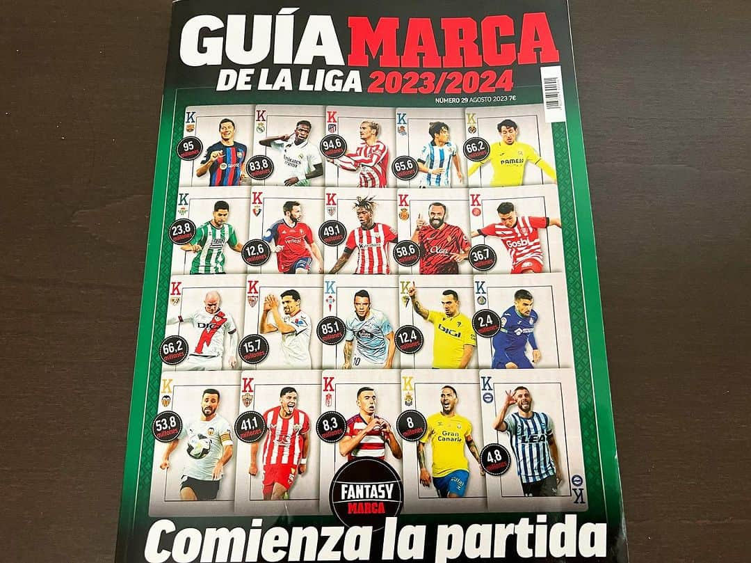 山田泰三のインスタグラム：「スペインから取り寄せていたGUIA MARCA（MARCA紙発行の選手名鑑）届きました。 送料が本体の3倍ぐらいしました😅 先に頼んでいたASの方は注文失敗したっぽい💦 本体の領収書はメールで届いたけど、送料の記載はなし。 住所も打ったんだけどなー。 スペインまで取りに来いってことなんですかね！？ 週末は代表ウィークでラリーガお休みですが、テニスのマスターズ上海を担当します。 そちらもぜひー！ #ラリーガ #laliga #MARCA #guiamarca #スペイン #スペイン好き #テニス #上海マスターズ」