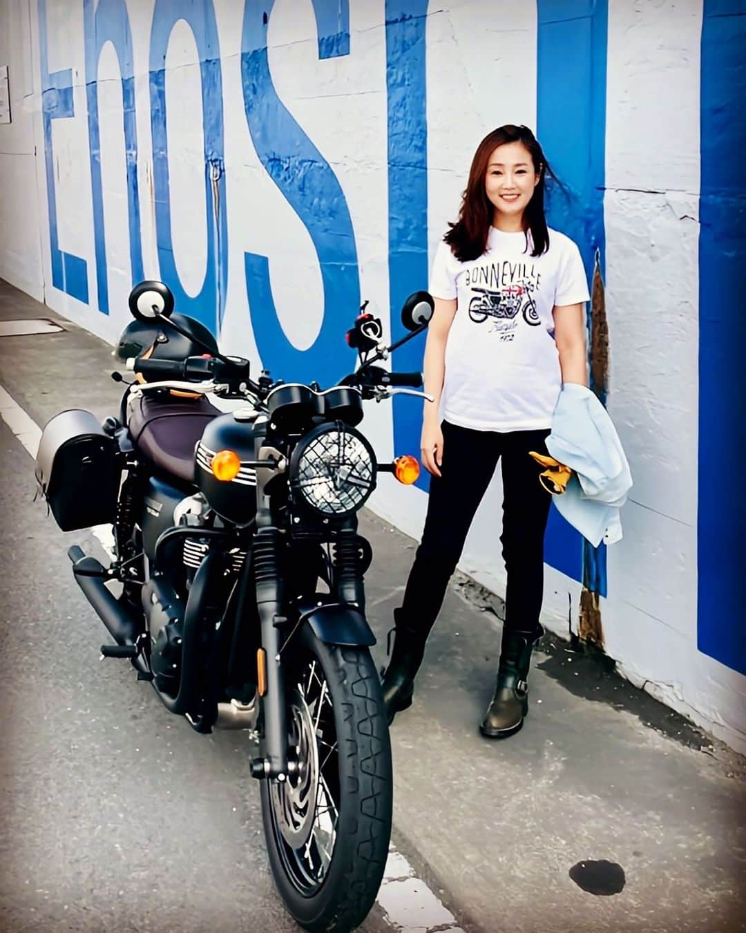 吉永愛のインスタグラム：「#バイクpic  #愛loveバイク🏍  #海沿いライダー  #バイクステッカー  #トライアンフ  #夫婦ライダー  #バイク  #バイク女子 #女性ライダーと繋がりたい  #バイク好きな人と繋がりたい  #オト女  #アラフィフ #海」