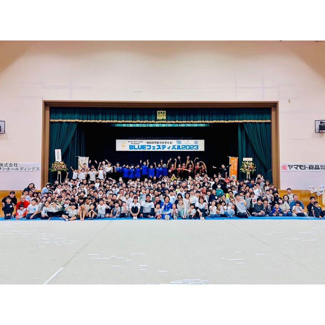 原川愛のインスタグラム：「９日スポーツの日に サンホールディングスpresents BLUEフェスティバル2023 〜運動の可能性を考える〜 というイベントが青森にて開催され 体操の講師として出演させて頂きました。  私の講習はラジオ体操でしたが みんなとても熱心に受けてくださり 本当に嬉しかったです！  他にも 豪華メンバーによるシンポジウムがあったり いろんな運動体験ができたり 元NHKのおかあさんといっしょの体操のお兄さん ひろみちお兄さんと一緒に親子体操をしたり 新体操の演技発表があったり kecoriさんのスペシャルライブがあったりと 盛りだくさんのイベントでした！  豪華メンバーの皆様と ご一緒させていただきとても光栄でした✴︎  主催の元貴先生！ こんな素敵なイベントに 声をかけてくれてありがとうございました♪ そして創立10周年おめでとうございます✴︎ 同じように新体操を大学まで頑張り これまで仲良くしてもらえて（誕生日も1日違いです。笑） こうしたご縁でまた再会できて 新体操をやっててよかったなぁ〜と思える瞬間でした✴︎  青森大学で行われたイベントでもあったので 青森大学の皆様とも 大学の新体操の大会ぶりにお会いできて とても懐かしい気持ちになりましたし 快くそして、あたたかく迎えてくださった 皆様にとても嬉しい気持ちでいっぱいです！  運動について考えるイベントだったので、 自分自身とても勉強になる時間でした！ もっともっと精進して参ります！！！  まだまだ書きたい事はたくさんあるのですが… ここまでにしておきます…笑  本当に素晴らしかったです！ ありがとうございました！  #青森 #運動 #スポーツ #シンポジウム #親子体操」