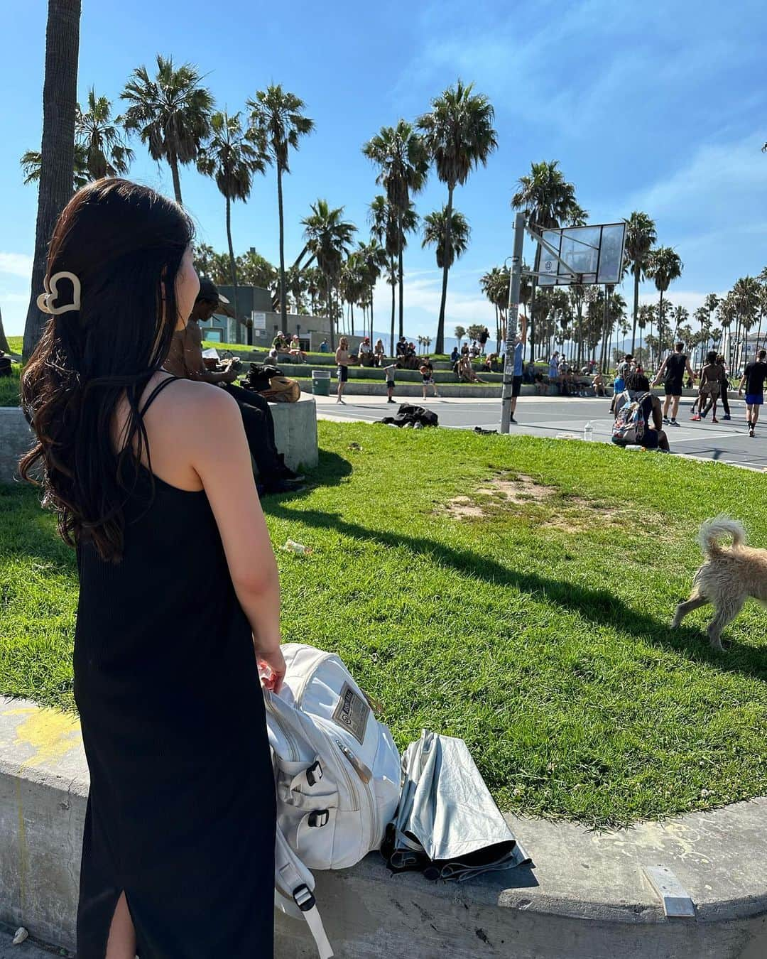 関根ささらさんのインスタグラム写真 - (関根ささらInstagram)「Venice beach🌴⛹️🏀🛼☀️  #サンタモニカ #ロサンゼルス 留学中に #ベニスビーチ にある #バスケットボールコート を覗きにいきました🏀  流石に一緒にプレーするのは無理だけど見てるだけで楽しいのが #バスケ の魅力ですよね、、日差し暑すぎたけど楽しかった🥹🫶 . . . . ここは #barbiemovie の #ロケ地 にもなってます！ #バービー 可愛かった🥹👠🩷 . . . . #moviefilm #barbie #ロケ地巡り #映画ロケ地 #santamonica #losangeles #la #ロサンゼルス旅行 #ロサンゼルス生活 #ロサンゼルス観光 #ロサンゼルス留学 #LA留学 #lalife #basketball #basketballcourt #basketball🏀」10月11日 12時27分 - sasarasekine