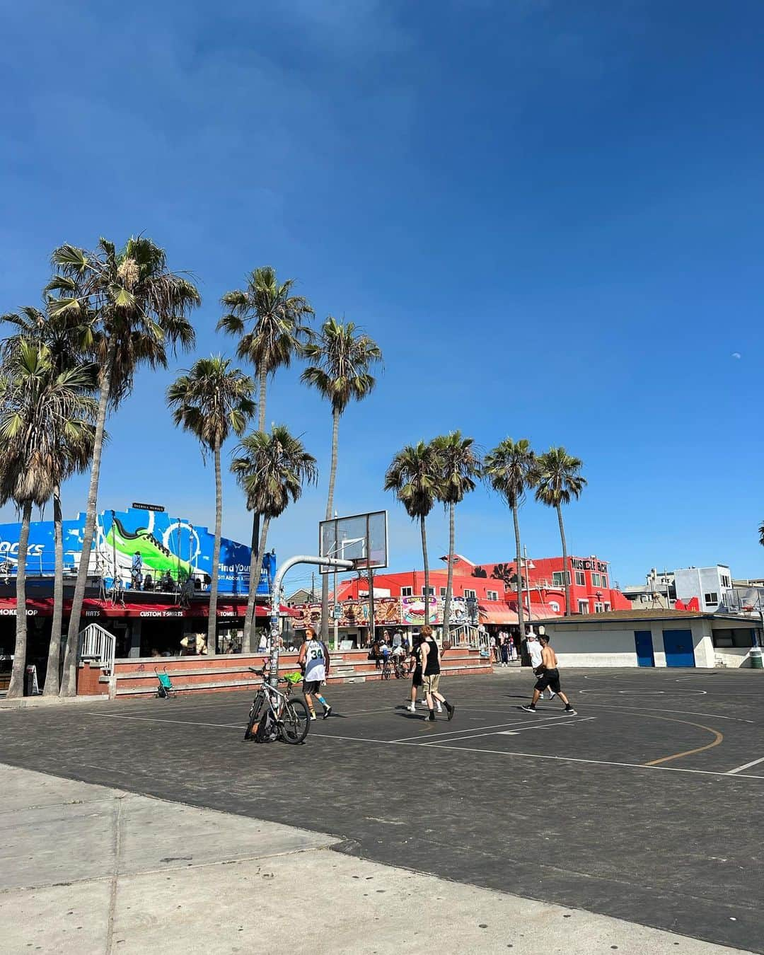 関根ささらさんのインスタグラム写真 - (関根ささらInstagram)「Venice beach🌴⛹️🏀🛼☀️  #サンタモニカ #ロサンゼルス 留学中に #ベニスビーチ にある #バスケットボールコート を覗きにいきました🏀  流石に一緒にプレーするのは無理だけど見てるだけで楽しいのが #バスケ の魅力ですよね、、日差し暑すぎたけど楽しかった🥹🫶 . . . . ここは #barbiemovie の #ロケ地 にもなってます！ #バービー 可愛かった🥹👠🩷 . . . . #moviefilm #barbie #ロケ地巡り #映画ロケ地 #santamonica #losangeles #la #ロサンゼルス旅行 #ロサンゼルス生活 #ロサンゼルス観光 #ロサンゼルス留学 #LA留学 #lalife #basketball #basketballcourt #basketball🏀」10月11日 12時27分 - sasarasekine