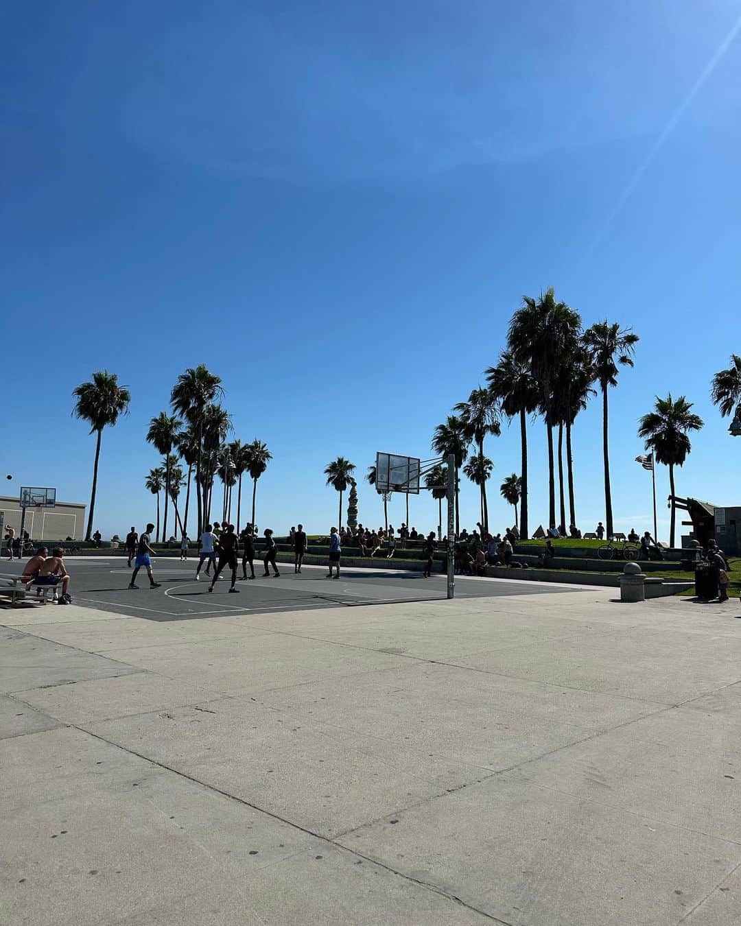 関根ささらさんのインスタグラム写真 - (関根ささらInstagram)「Venice beach🌴⛹️🏀🛼☀️  #サンタモニカ #ロサンゼルス 留学中に #ベニスビーチ にある #バスケットボールコート を覗きにいきました🏀  流石に一緒にプレーするのは無理だけど見てるだけで楽しいのが #バスケ の魅力ですよね、、日差し暑すぎたけど楽しかった🥹🫶 . . . . ここは #barbiemovie の #ロケ地 にもなってます！ #バービー 可愛かった🥹👠🩷 . . . . #moviefilm #barbie #ロケ地巡り #映画ロケ地 #santamonica #losangeles #la #ロサンゼルス旅行 #ロサンゼルス生活 #ロサンゼルス観光 #ロサンゼルス留学 #LA留学 #lalife #basketball #basketballcourt #basketball🏀」10月11日 12時27分 - sasarasekine