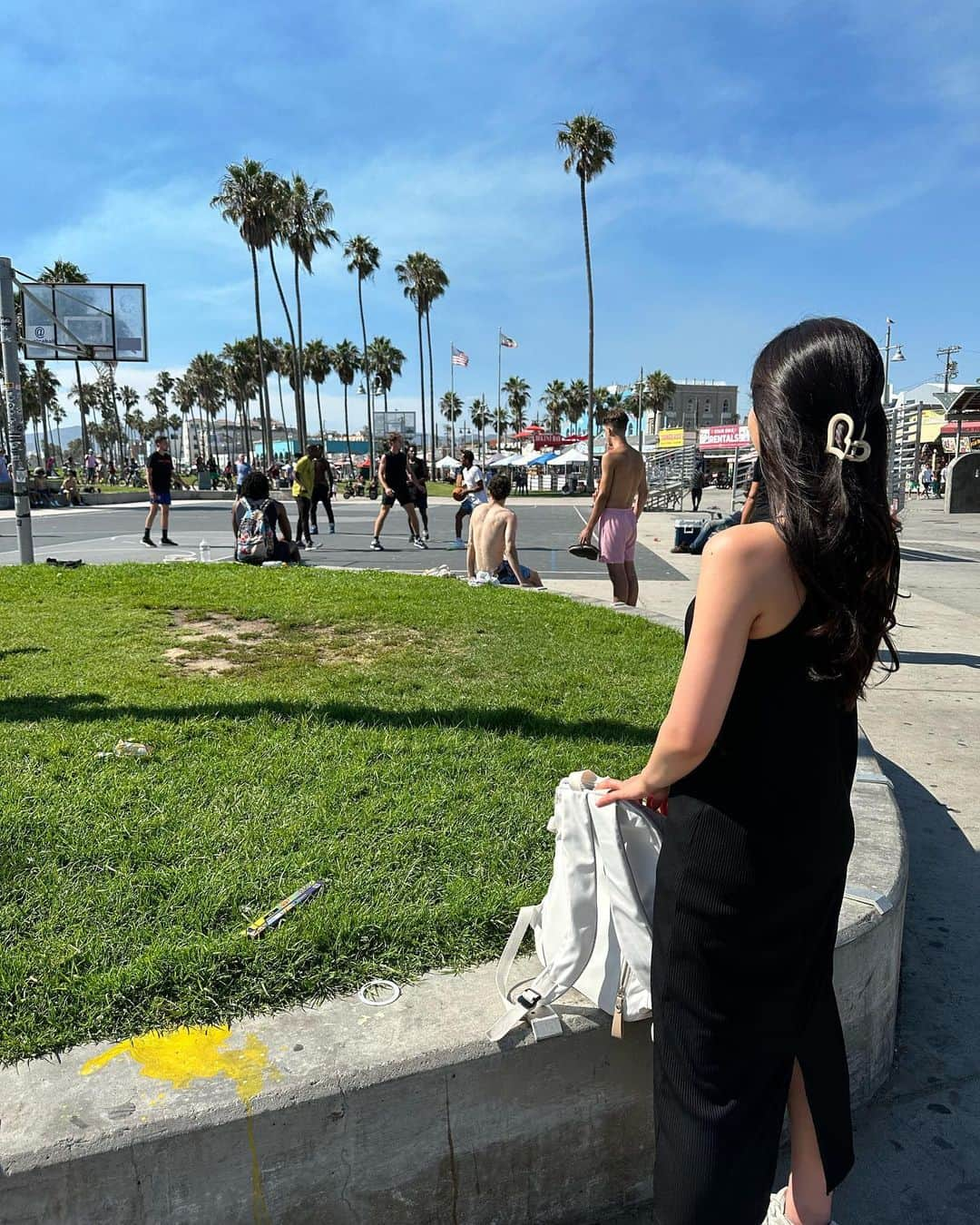 関根ささらさんのインスタグラム写真 - (関根ささらInstagram)「Venice beach🌴⛹️🏀🛼☀️  #サンタモニカ #ロサンゼルス 留学中に #ベニスビーチ にある #バスケットボールコート を覗きにいきました🏀  流石に一緒にプレーするのは無理だけど見てるだけで楽しいのが #バスケ の魅力ですよね、、日差し暑すぎたけど楽しかった🥹🫶 . . . . ここは #barbiemovie の #ロケ地 にもなってます！ #バービー 可愛かった🥹👠🩷 . . . . #moviefilm #barbie #ロケ地巡り #映画ロケ地 #santamonica #losangeles #la #ロサンゼルス旅行 #ロサンゼルス生活 #ロサンゼルス観光 #ロサンゼルス留学 #LA留学 #lalife #basketball #basketballcourt #basketball🏀」10月11日 12時27分 - sasarasekine