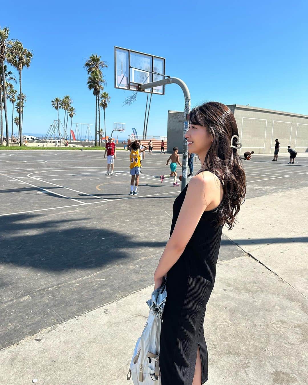 関根ささらのインスタグラム：「Venice beach🌴⛹️🏀🛼☀️  #サンタモニカ #ロサンゼルス 留学中に #ベニスビーチ にある #バスケットボールコート を覗きにいきました🏀  流石に一緒にプレーするのは無理だけど見てるだけで楽しいのが #バスケ の魅力ですよね、、日差し暑すぎたけど楽しかった🥹🫶 . . . . ここは #barbiemovie の #ロケ地 にもなってます！ #バービー 可愛かった🥹👠🩷 . . . . #moviefilm #barbie #ロケ地巡り #映画ロケ地 #santamonica #losangeles #la #ロサンゼルス旅行 #ロサンゼルス生活 #ロサンゼルス観光 #ロサンゼルス留学 #LA留学 #lalife #basketball #basketballcourt #basketball🏀」