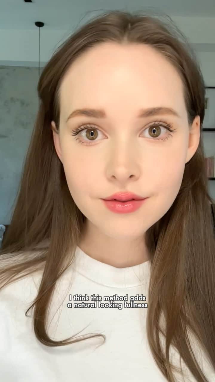 テイラーRのインスタグラム：「Adding a subtle lip contour to my makeup routine now ✍️ #douyinliptrend #lipcontour」