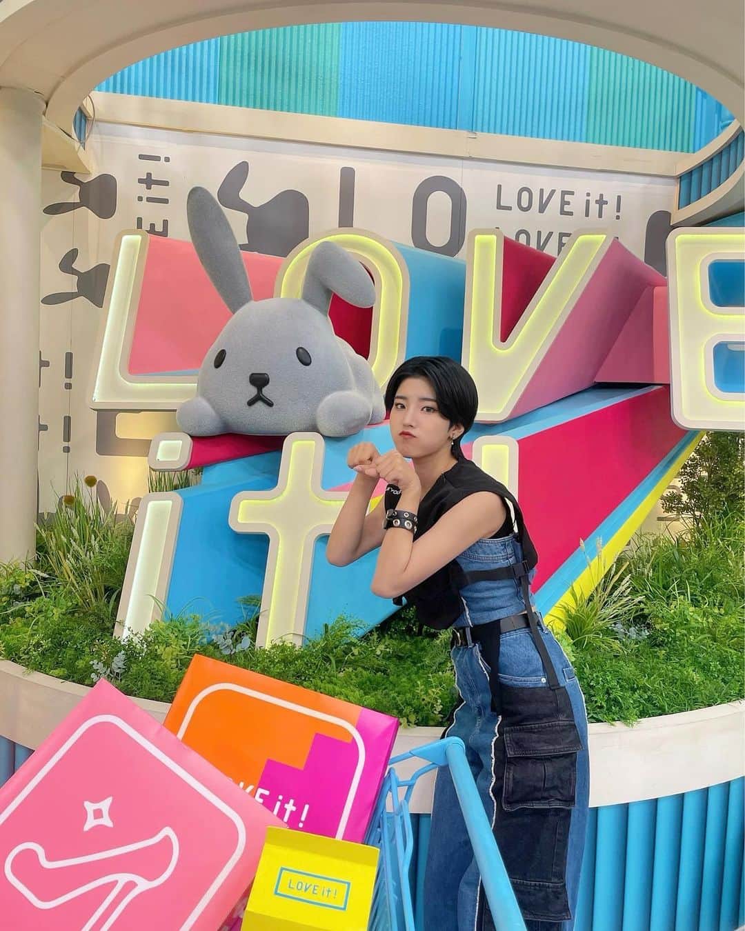 小島はなのインスタグラム：「・ 初ラヴィット！ ありがとうございました!! ・ というか、こんな大きな番組に1人で出る事自体初めて笑 ありがたい経験をさせていただきました🥲 みなさんお優しくて凄く楽しかったです！ ・ また呼んでいただけるように頑張ります！ ・ #AMEFURASSHI #小島はな #ラヴィット！ #ヤヴァイねぇ」