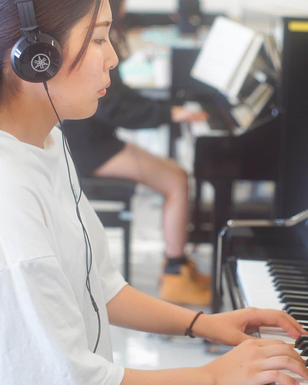 福岡女子短期大学さんのインスタグラム写真 - (福岡女子短期大学Instagram)「💠子ども学科2年生「音楽４」  子ども学科2年生 「音楽4」を見学しました👀  個人レッスンの合間に 各自練習に励んでいます。  ピアノに向かって 集中した姿が印象的でした🎹  福岡女子短期大学子ども学科 @fwjchild   撮影:SONY α6000 lens:super takumar50mm f1.4  #福岡女子短期大学 #子ども学科 #保育士の卵 #保育学生 #ピアノ #ピアノレッスン #オールドレンズ #オールドレンズ部  #オールドレンズに恋をした  #supertakumar50mmf14  #50mmf14」10月11日 12時31分 - fukuoka_wjc
