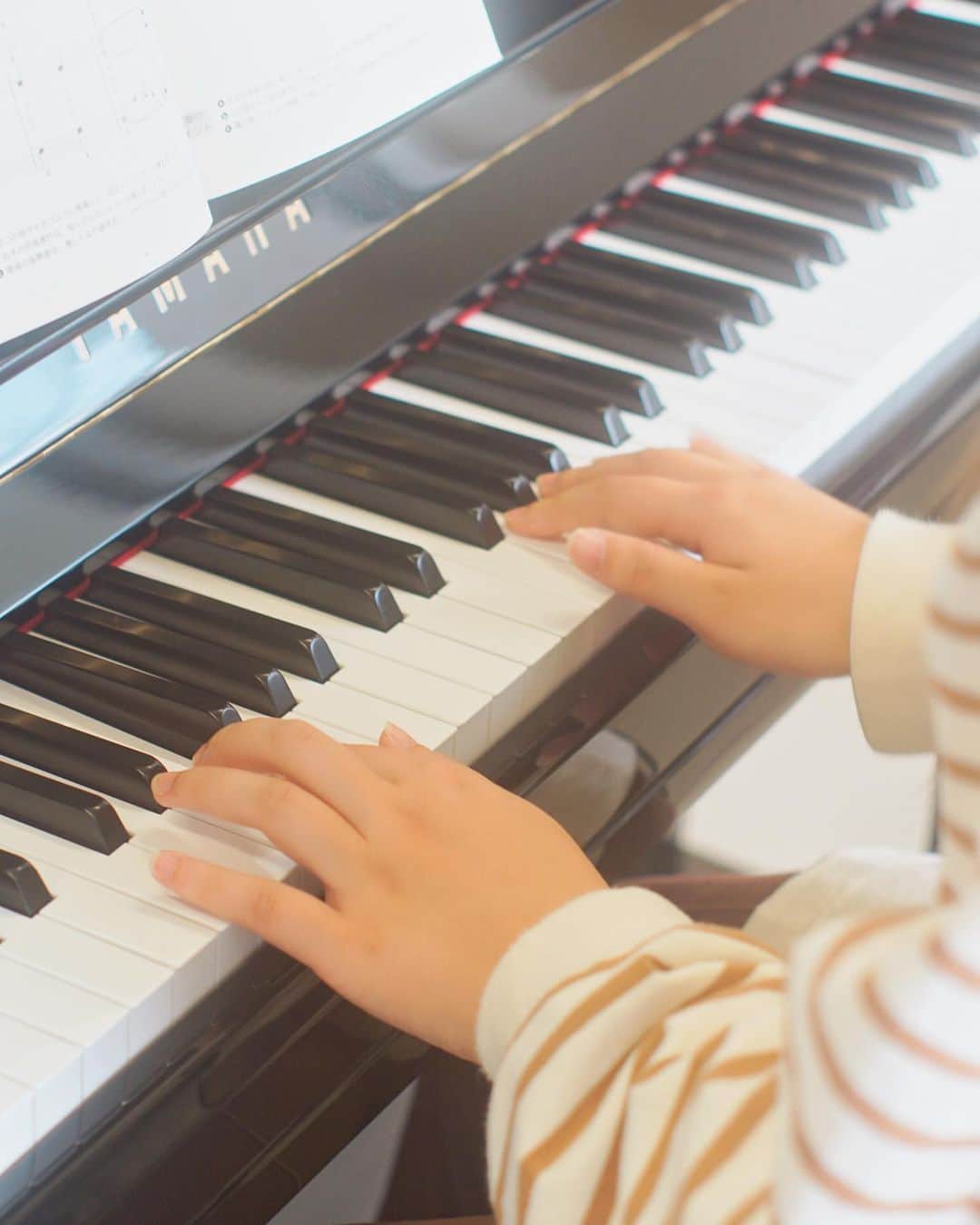 福岡女子短期大学さんのインスタグラム写真 - (福岡女子短期大学Instagram)「💠子ども学科2年生「音楽４」  子ども学科2年生 「音楽4」を見学しました👀  個人レッスンの合間に 各自練習に励んでいます。  ピアノに向かって 集中した姿が印象的でした🎹  福岡女子短期大学子ども学科 @fwjchild   撮影:SONY α6000 lens:super takumar50mm f1.4  #福岡女子短期大学 #子ども学科 #保育士の卵 #保育学生 #ピアノ #ピアノレッスン #オールドレンズ #オールドレンズ部  #オールドレンズに恋をした  #supertakumar50mmf14  #50mmf14」10月11日 12時31分 - fukuoka_wjc