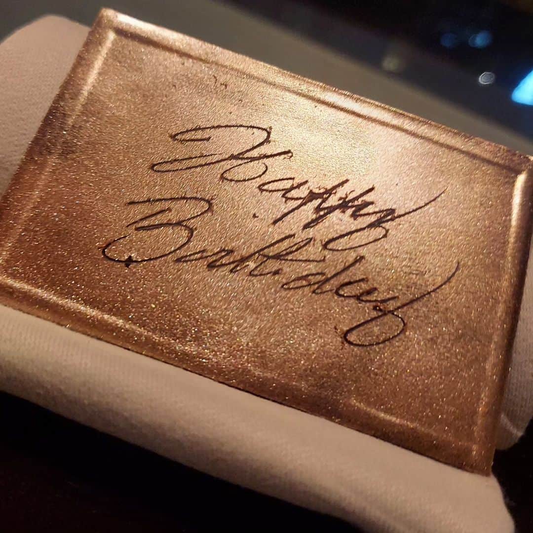 山田かなのインスタグラム：「28歳はたくさんの方にお祝い頂きました。  ありがたいです。  こんな私と仲良くしてくれてありがとうございます。  自分の出来る最大限が尽くせるように考えることと行動することを忘れずにやっていければと思います。」