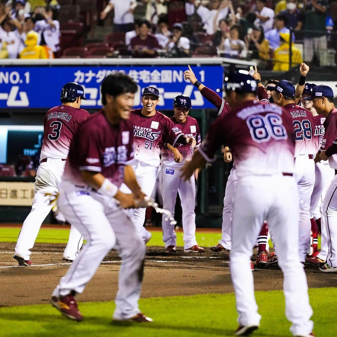 東北楽天ゴールデンイーグルスさんのインスタグラム写真 - (東北楽天ゴールデンイーグルスInstagram)「⚾️  浅村栄斗選手が26本塁打で最多本塁打者賞を獲得㊗️✨✨ 2020シーズン以来2度目の獲得です🌈🌈  #rakuteneagles #浅村栄斗」10月11日 12時32分 - rakuten_eagles