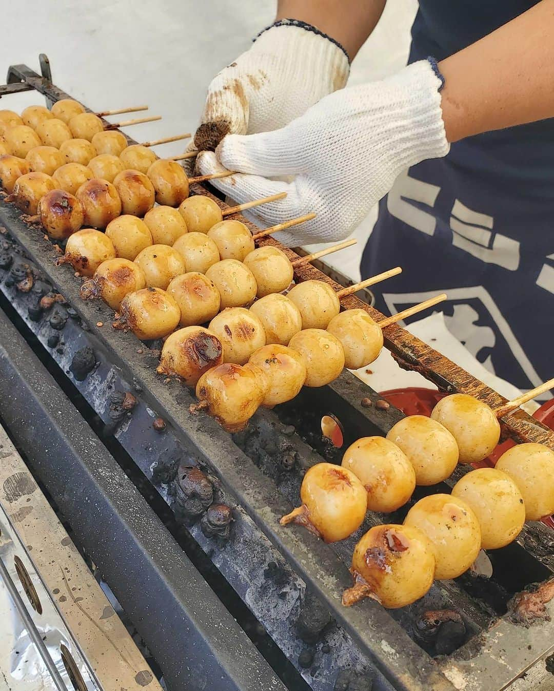 南日本新聞フェリアさんのインスタグラム写真 - (南日本新聞フェリアInstagram)「. 10月7日から始まった鹿児島国体！ 競技観戦といっしょに楽しめる 鴨池公園に開設された イベント会場「ぐりぶー広場」 へ遊びに行ってきましたわ🏃‍♂️💨  鹿児島県民には見慣れた “あの袋”のグッズや 桜島鶏を使った唐揚げ、 白熊やボンタンアメ、 しんこだんごなど 鹿児島を満喫できる グッズやグルメがたくさん🌋 久遠チョコレートさんの かごしま国体限定パッケージの商品も おしゃれでかわいかったですわ～～💕  さらには、記念グッズや スポーツ用品の販売、 障害者スポーツの体験も 行われていました☺️ 土日にはステージイベント もあるみたいですわ🕺  私が行った平日はゆっくり出店ブースを見て回ることができました😌✨  まだまだ始まったばかりの かごしま国体・大会！！ 鹿児島では51年ぶりの スポーツの祭典を楽しみましょう～✊  #燃ゆる感動かごしま国体 #国体 #燃ゆる感動かごしま大会 #全国障害者スポーツ大会 #かごしま国体 #かごしま大会 #ぐりぶー広場 #鹿児島グルメ #鹿児島お出かけ #ふーちゃん #ぬい撮り #南日本新聞フェリア #南日本新聞 #フェリア #鹿児島 #勝手に鹿児島大使 #kagoshima #felia」10月11日 12時33分 - felia_insta