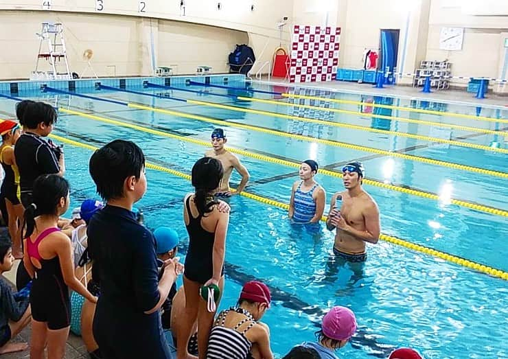 森隆弘さんのインスタグラム写真 - (森隆弘Instagram)「✨スイムイベント✨  「毎年、「たいとうスポーツフェスタ」への お声掛け、ゲストとしての参加をいただきました。 　　  今回は 佐藤久佳君と佐藤（加藤）ゆかさん夫妻も ゲストとしてお招きし 一緒に素晴らしい時間を 過ごすことができました😃 　　  今回のテーマは「挑戦」で 平泳ぎやバタフライといった 新しい泳法に挑戦しました💪 　　  バタフライは 佐藤ゆかさんが担当してくれましたが 子ども達は、教えてくれた事を 一緒懸命トライして素晴らしいかったです。 　　  最後には 大人、子供、そしてオリンピアンチームに 分かれてリレーを行い オリンピアン3人はバテバテでしたが 会場はかなりの盛り上がりでしたよ🏊 　  今回も多くの方にご参加いただき感謝致します。 . .  #水泳 #水泳教室 #水泳大会 #マスターズ水泳 #水泳トレーニング #泳力検定  #ニチレイ #ニチレイ泳力検定 #オランダ移住 #オランダ水泳ディプロマ #トライアスロン #トライアスロントレーニング #トライアスロンスイム #トライアスロン初心者」10月11日 12時36分 - mori._.takahiro