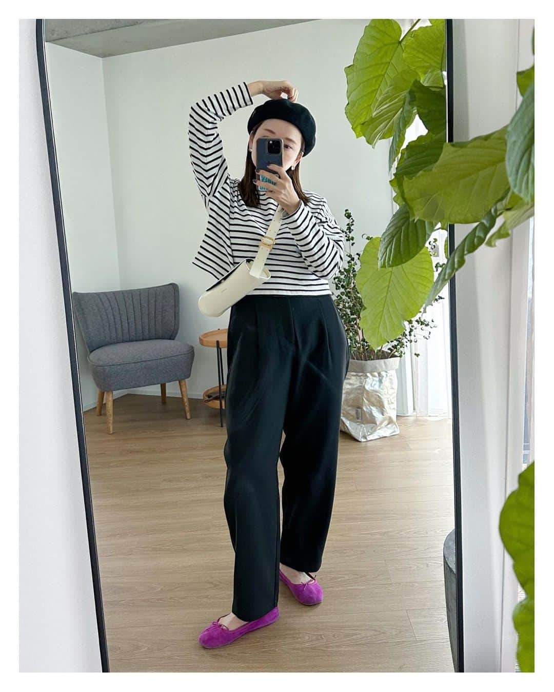 高山直子のインスタグラム：「明日発売のハイウエストタックパンツ🖤ニットもinできるサイズ感なのに形がとても綺麗😍 明日20:00〜インスタライブです🎙️ すぐ着られるものもたくさん🥰 アイテムはタグ付けしてます🏷️」