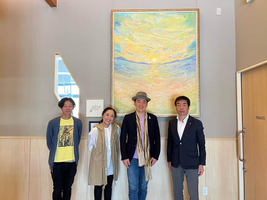 冨永裕輔のインスタグラム：「児童養護施設コンサート『ひまわりプロジェクト』クリスマスコンサートに歌いに行かせていただく暁の鐘学園の新しい施設を訪問させていただきました！木の香りがするとても素敵な空間です✨ 理事長の西田一さんと『ひまわりプロジェクト』の楽しい打ち合わせも😊 サックスコラボも！お楽しみに♪  #ひまわりプロジェクト #児童養護施設コンサート #暁の鐘学園 #北九州 #クリスマス」