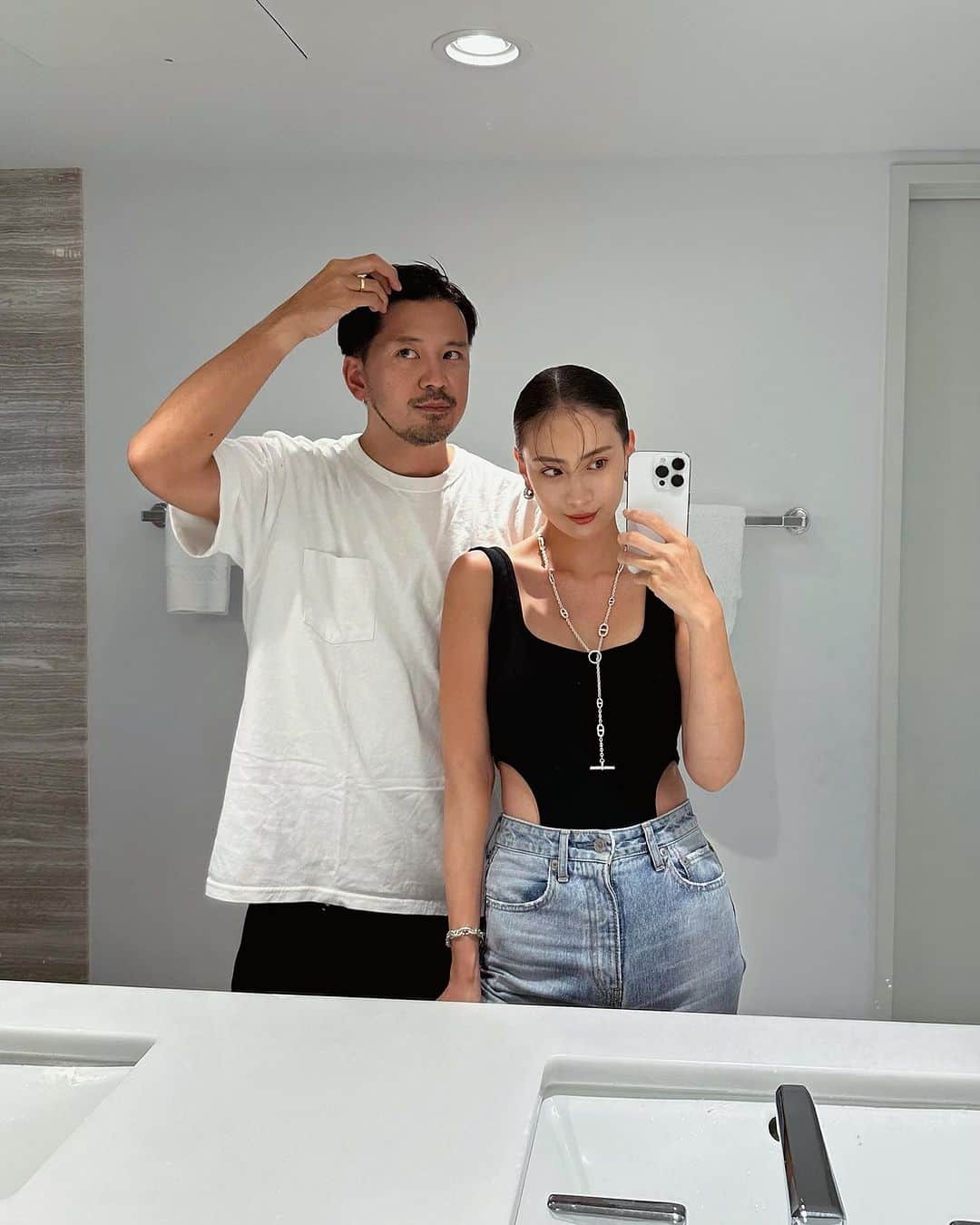 ソンイのインスタグラム：「夫婦で並んで朝の支度中‍‍🧖🏻‍♂️🌺🧖🏻‍♀️  ハワイ旅行の機会に、普段は化粧水だけで済ませている旦那に手軽だけど念入りな保湿ケアをすすめてみたよ🌺  化粧水よりうるおって※、テカリ・カサつき・ベタつきなどの肌悩みケアができるunoのクリームパーフェクション　aのオールインワンが旅行中大活躍✌🏻  肌のテカリもカサつきもWケアしてくれるし、ベタつかずに肌に馴染みやすいから男性も使いやすいテクスチャーなの✨  オールインワンで1つで完了するから時短ケアになって朝晩だけじゃなく海やプール上がりにもササっとケアできてた🩵 旅行にもこれ1つだけ持っていけばOKだから荷物も多くならないのも○  43歳になった旦那だけど肌にうるおいがあって調子が良いと若見えできるし、子供たちにかっこいいパパといつまでも思ってもらえるようにスキンケアをこれからも頑張るみたい🥹✌🏻  みんなも旦那さんや彼氏さんにぜひおすすめしてみて！  ※ ウーノ　スキンセラムウォーター　f・ウーノ　スキンバリアローションとの保湿比較試験結果による（ファイントゥデイ調べ）  #PR #uno #ウーノ #メンズスキンケア#メンズ美容  #クリームパーフェクション #夫婦時間 #ハワイ旅行」
