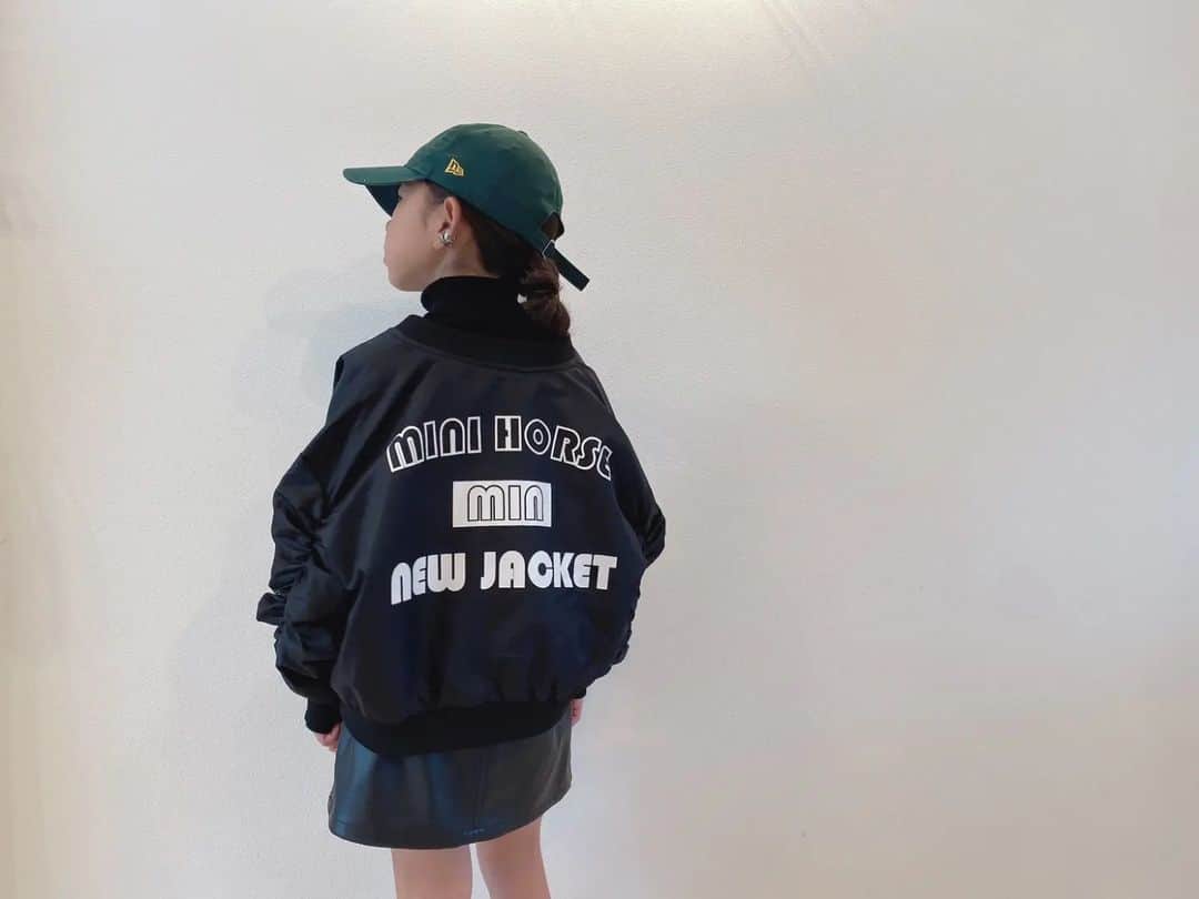 のインスタグラム：「.⁡ ⁡⁡ ⁡⁡ ⁡バックロゴ　クロップド　ブルゾン  ￥2,490  size120-150⁡ ⁡⁡ ⁡⁡ ⁡⁡ ⁡⁡ ⁡.⁡ ⁡model @__.koko54 ⁡ ⁡123cm/130⁡ ⁡⁡ ⁡⁡ ⁡⁡ ⁡.⁡ ⁡⁡バックロゴにクロップド丈、シャーリング袖と こなれ感たっぷりなブルゾン.  女の子、男の子どちらにもおすすめ 季節の変わり目に活躍するライトアウターです.⁡ ⁡⁡ ⁡⁡ ⁡⁡ ⁡⁡ ⁡⁡ ⁡⁡ ⁡⁡ ⁡.⁡ ⁡⁡ ⁡⁡ ⁡⁡ ⁡⁡ ⁡  ⁡⁡⁡⁡#トップス#秋#秋新作#秋おそろい⁡プチプラファッション#キッズコーデ#アクセサリー#男の子#キッズファッション#女の子服#子供服#キッズサンダル#女の子ママ# #姉妹#男の子服 #ootd#親子おそろい#サロペット#ニットパンツ#大人顔負け#大人顔負けファッション#小学生ファッション#小学生女子 #小学生コーデ #小学生ママ #小学生女子コーデ ⁡ ⁡ ⁡」