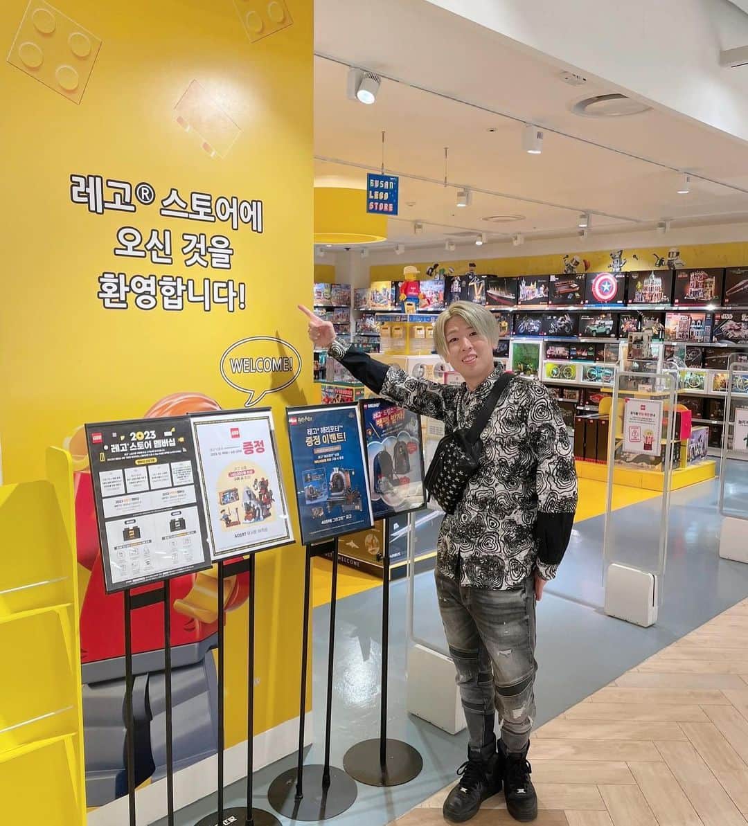 ザンゲ（ZANGE）さんのインスタグラム写真 - (ザンゲ（ZANGE）Instagram)「SHOW in KOREA 2023🇰🇷  4年ぶりの韓国でのショーでした🕺🔮やっぱり韓国の盛り上がり方はすごい👏 金海市でのショーが終わって釜山に移動して少し観光🚘 LEGOストア釜山店も行って来ました🤣✌️ そして韓国の友達ゆう君も会いに来てくれました☺️🤝 ゆう君も4年ぶりでいっぱい喋れて楽しかった🙌  한국에서 공연을 봐주신 여러분 감사합니다🙏다시 만나요🇰🇷  #ZANGE #PERFORMER #danceperformance #contactjuggling #showtime」10月11日 12時51分 - zange_xtrap