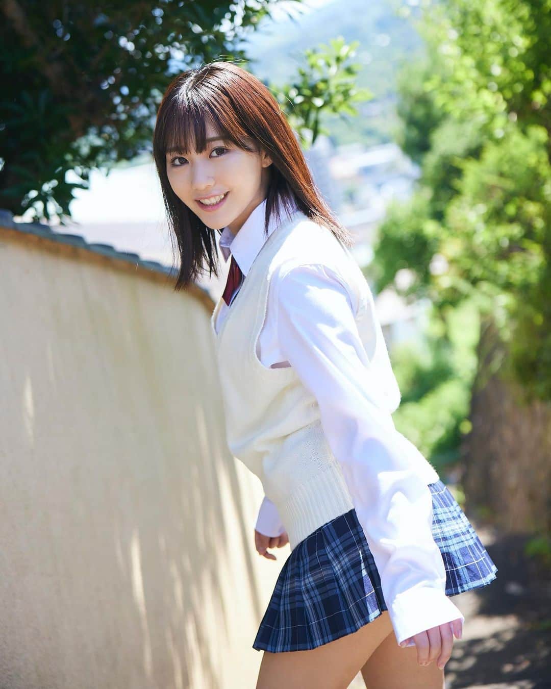 田中美久さんのインスタグラム写真 - (田中美久Instagram)「制服着て撮影したよ〜✌︎眩しかったんですけどいつもより目が開いてくれたおかげで最後のカット綺麗に撮れました(^^)」10月11日 12時52分 - mikumonmon_48