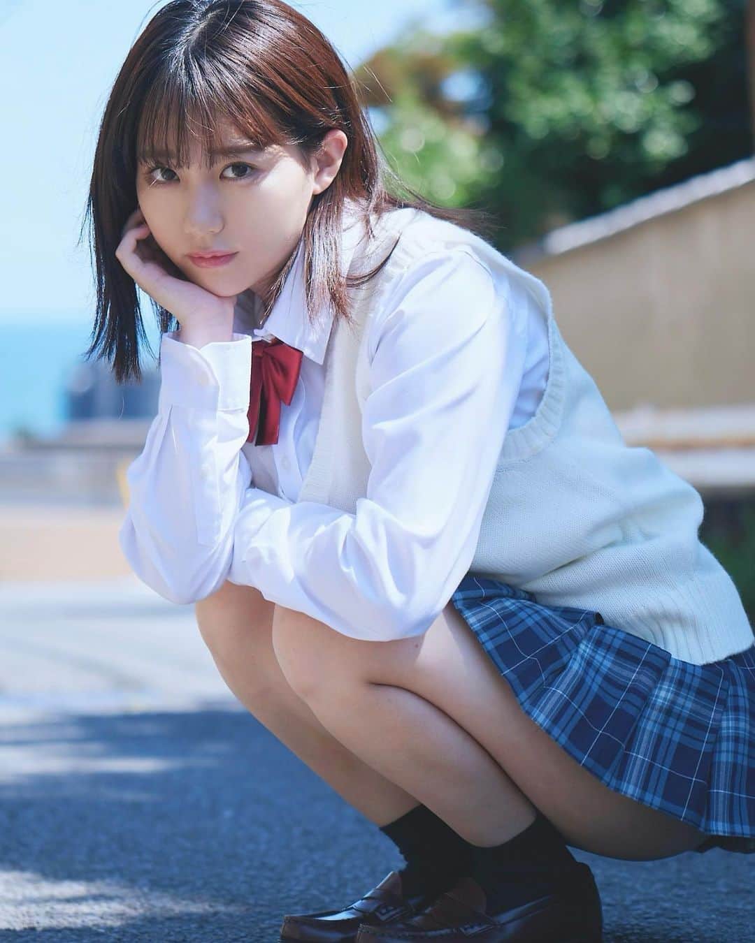 のインスタグラム：「制服着て撮影したよ〜✌︎眩しかったんですけどいつもより目が開いてくれたおかげで最後のカット綺麗に撮れました(^^)」
