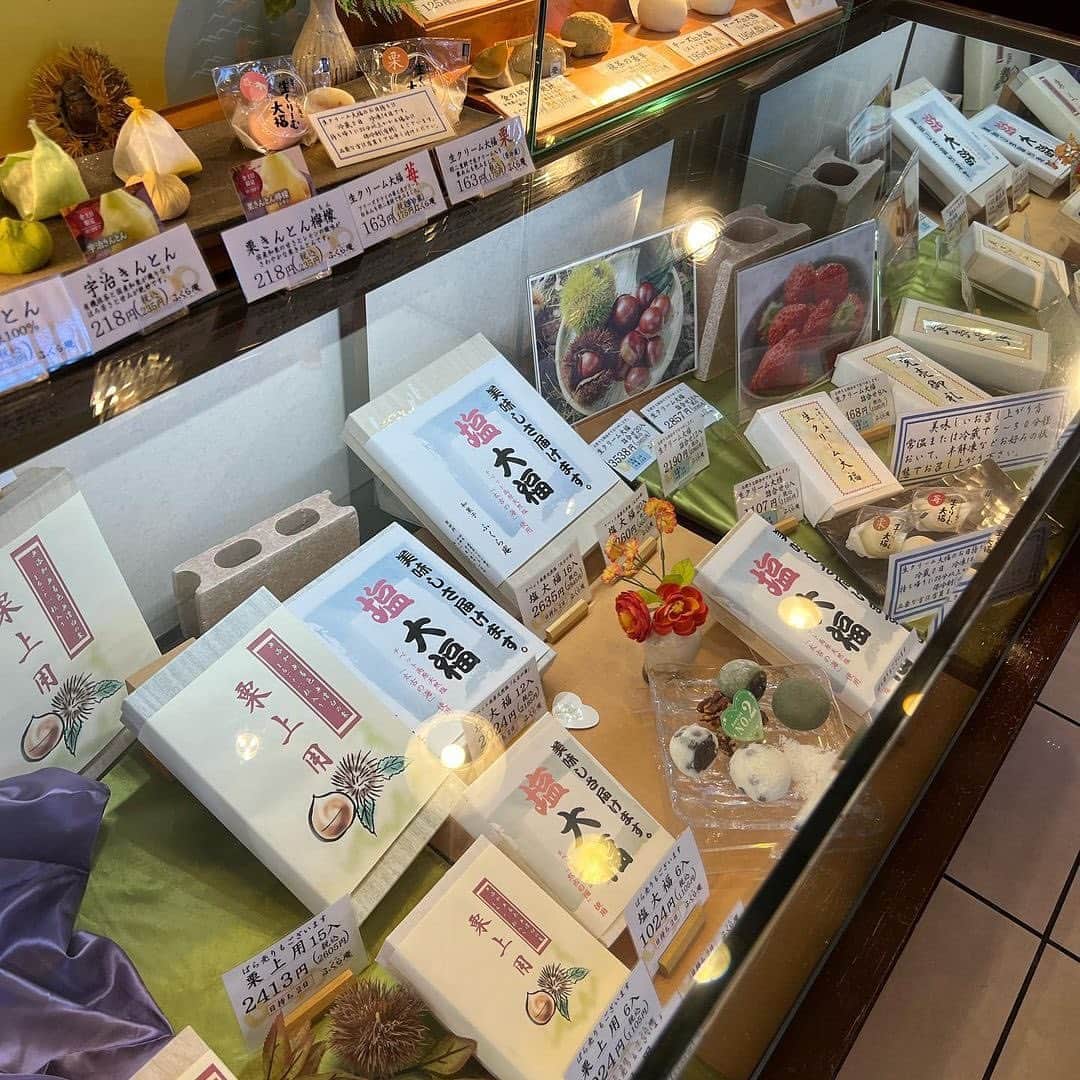 ナゴレコさんのインスタグラム写真 - (ナゴレコInstagram)「📍「ふくら庵」 ･････････････････････････････････････････  愛知県一宮市の和菓子屋さんをご紹介✨ 「ふくら庵」さんでは、大福やどら焼きをはじめとする伝統的な和菓子や季節ものの和菓子などが楽しめます🍡  中でもお店の人気ナンバーワンの「ふくら餅」は必食！ 最高級羽二重餅を使用したこの餅は、口の中でふわっと溶けるような食感が特徴です💕  中にはたっぷりとこしあんが包まれており、あんこの甘さともちもちの餅がベストマッチ💯 和菓子らしい味わいが楽しめそうです🌿 サイズも小さめで、お土産や手土産にもピッタリですよ！  他にも気になる和菓子メニューが盛りだくさん！ ぜひみんなも「ふくら庵」さんで、美味しい和菓子を楽しんでみてね✨  ┈┈┈┈┈┈┈┈┈┈┈┈┈┈┈┈┈┈┈  🍤名古屋のローカルグルメメディア【ナゴレコ】🍤  名古屋人がレコメンドする本当に美味しい名古屋めし🥢 これさえフォローしておけば、街の流行りがきっとわかる◎ 100名以上の編集部で作り上げる、名古屋エリア最大規模のグルメメディアです📝  他の投稿はこちらから👉 @nagoya_food  ┈┈┈┈┈┈┈┈┈┈┈┈┈┈┈┈┈┈┈  素敵な投稿にタグ付けしていただきありがとうございます✨  #ナゴレコ で、あなたの投稿をリポスト！ webサイト「ナゴレコ」もチェックしてね👀 ･････････････････････････････････････････  ☞ photo by （ @n.s.z.k.nagoya ）さん  【ふわふわ餅】 ふくら庵 ★★★ 🏠 愛知県一宮市西島町１丁目２ 和菓子ふくら庵  一宮にあるふくら庵さんに 伺いました。人気のお餅を 2箱購入。  ▪️ふくら餅　 6個入　885円  見た目よりもふわふわで すごく伸びるお餅。 きなこは優しい甘さで 美味しかったです。  ごちそうさまでした♪」10月11日 12時44分 - nagoya_food