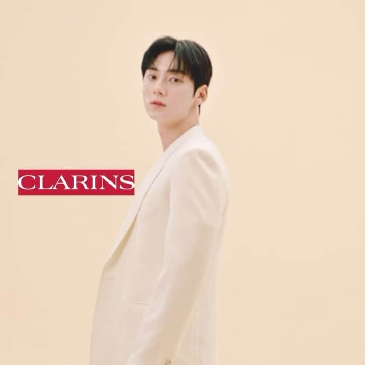 ミンヒョン のインスタグラム：「❤️클라랑스 @clarinskorea   #클라랑스 #clarins #더블세럼 #더블세럼더블시너지」