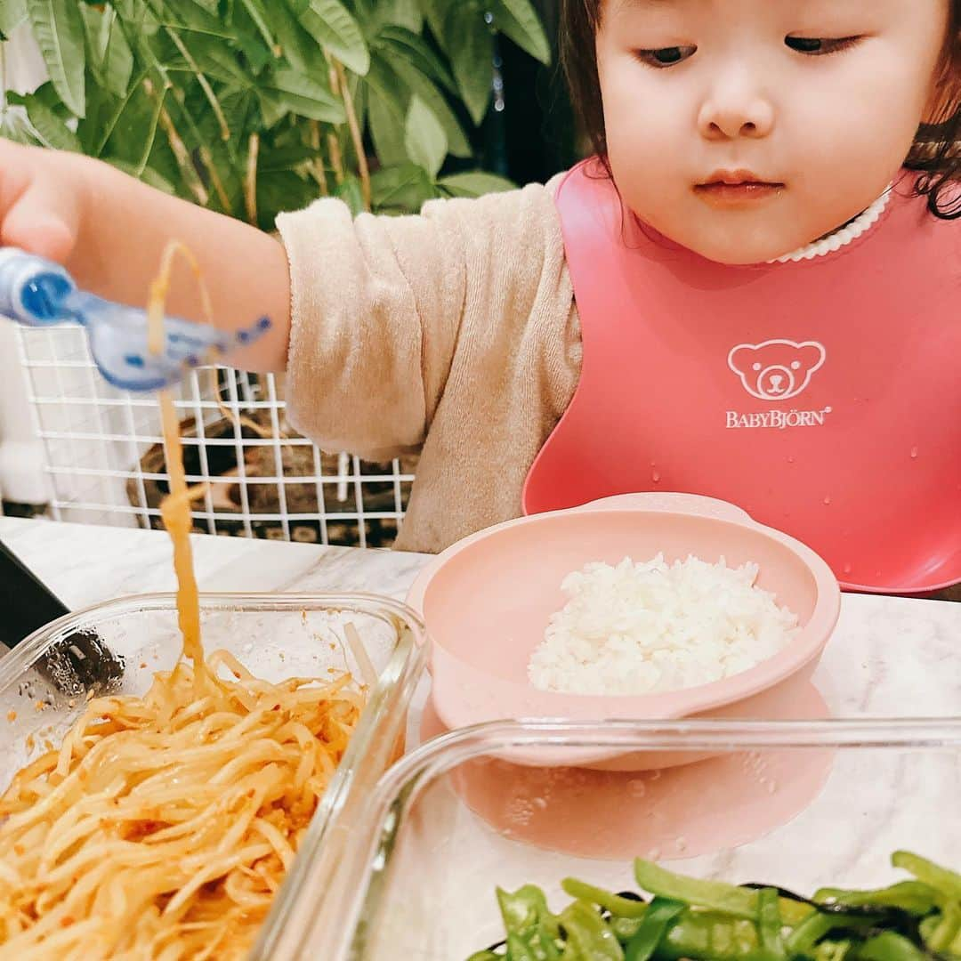 辺見玲菜さんのインスタグラム写真 - (辺見玲菜Instagram)「料理をする時に保存用のプラスチックの保存容器にいつも入れてたんだけど変形したり色々使い勝手が悪いからガラスのものを探しててたまたまIWANOさんの耐熱ガラス製密閉保存容器を提供して頂けることになってやったー🙌✨ ってなりました🤣❤️  使い勝手はめっっっっちゃ良い レンチンも簡単だしなんで早くガラス製保存容器にしなかったんだろうって思っちゃいました😅  張り切ってめっちゃ作っちゃったけどあっという間になくなった😜 エマちゃんは野菜大好きマンだからモヤシにピーマンパクパク食べて完食してました🫑😆💕 食べてる時もずっと『ママ〜おいし〜ママ〜？おいし〜』って😮‍💨🩷可愛いエマちゃんなのでした😆  今日は何作ろうかな〜って思いながら仕事してます📚✒️  PR @iwano_official #iwano #密閉保存容器 #保存容器 #脱プラスチック #耐熱ガラス製 #キッチン用品 #保存容器弁当 #耐熱ガラス製保存容器」10月11日 12時49分 - renastagram1222