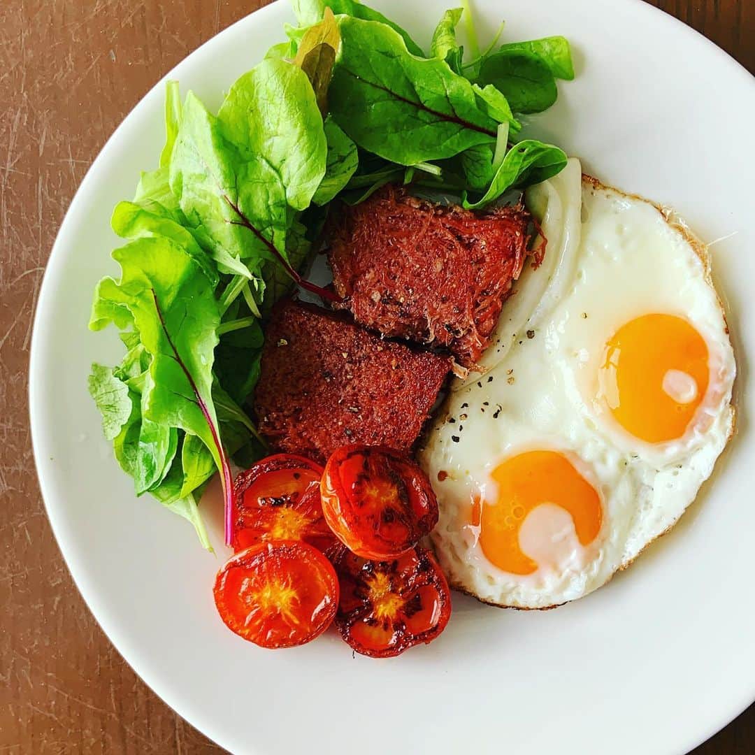 志摩有子のインスタグラム：「朝ごはんみたいな昼ごはん。 千駄木にある腰塚のコーンビーフ と焼きトマトを添えた目玉焼き🍳 黒胡椒をガリリと挽いたら、塩にするか醤油をチョロリと垂らすか、しばし悩んで醤油チョロリを選択。 このコーンビーフ 焼いてももちろん美味しいのだが、少しほぐして炊きたての熱々のご飯にのせてその熱で溶け出したところをご飯と一緒に頬張るのも最高なのだ。  #千駄木腰塚 #千駄木腰塚コンビーフ  #目玉焼き #朝ごはんみたいな昼ごはん」