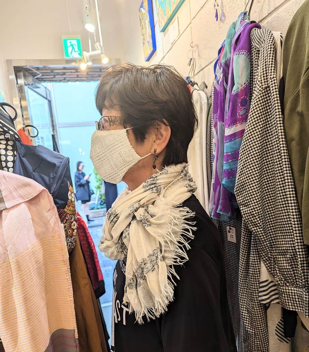 平井富子のインスタグラム：「都内から友達のヤエちゃんが遊びに来てくれました！  目黒在住、私も目黒青葉台に住んでいたので、目黒トークで盛り上がり〜  オリジナルのスワロフスキーピアスを気に入って頂きました。そのまま着用、お似合いです〜  近いので、また、遊びに来て下さい〜」