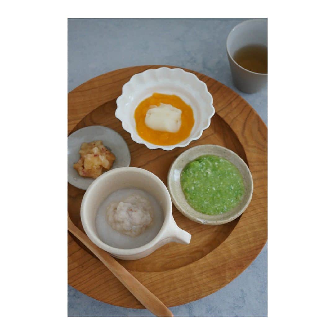 鈴木あすなのインスタグラム：「...  贅沢な離乳食。  お野菜をお願いしてかれこれ10年くらい？の @mamenolab  からお野菜が届いたタイミングで離乳食作り。  有機のバターナッツかぼちゃ、オクラ、じゃがいも。 どれもピューレにしただけなんだけどもう美味しい。 ぼく👶も大喜び。  正直にいうと、届いてすぐに調理できる余裕はある時とない時がある。 そんな時は茹でるだけ、焼くだけでも十分に美味しいからシンプルにいただいてる。  温暖化の影響でますます野菜を有機で作るのが難しくなっているとお便りで読みました。 そんな中でも美味しい野菜を作ってお届けいただく農家さんには本当に感謝しかない。。。  美味しく味わっていただくこと、 有機のお野菜を選べるときは選ぶこと、 動物性よりもお野菜をたくさん食べること、 感謝すること、 残さず食べること…。 小さなことしかできないけど、これからも応援したいです。  食を見直すきっかけってあんまりないけど、 出産って大きなきっかけになったりもするよね。  結婚しても見直さなかったのに(爆)、 愛しい子供が食べると思うと有機野菜に興味持ちました、 とか、調味料を一式改めました、とかね。笑  小さなお子さんがいる方はお子さんの分だけでもwたまには有機野菜を選んでみてはいかがでしょうか♡  この日の離乳食は、 ・10倍がゆ ・鯛のペースト ・オクラのとろとろ ・かぼちゃとじゃがいものピューレ ・りんごのすりおろし  #離乳食#6ヶ月ベビー #6ヶ月離乳食」