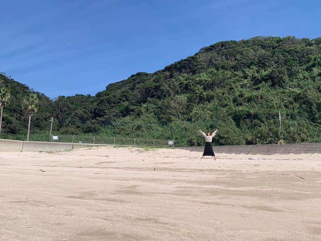 AKIさんのインスタグラム写真 - (AKIInstagram)「. . 長崎2日目！ 大島の先の崎戸まで行ってきた！ まっすぅオススメの海で のんびりしてたらハートの石を 発見♡かわゆ〜♡ 北緯33度の展望台でわいわいして しれっとインスタライブして笑 . とにかく海が綺麗！ 楽しい！良いお天気でよかった！ 晴れ女まっすぅパワー半端ないw . 野良猫様に出会ったら くるみさまに会いたくて しょうがなくなりました笑 . . . #長崎#ひとり旅#ドライブ #現地集合#現地解散 #砂浜#ハートの貝殻 #北緯33度#大島#崎戸 #猫は神様#かわゆい #ビックヒップ#ウェーブ #洋梨体系#安産型 #安心感は半端ないよ」10月11日 12時54分 - aki_dosu