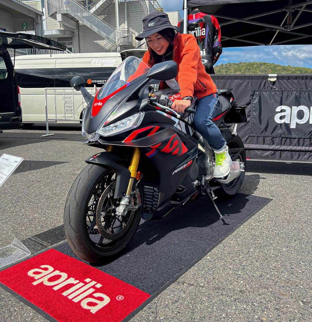 木村亜美さんのインスタグラム写真 - (木村亜美Instagram)「RSV4 やっぱいいなあー！🏋️‍♂️   #aprilia  #RSV4Factory」10月11日 12時55分 - ami_kimura0327