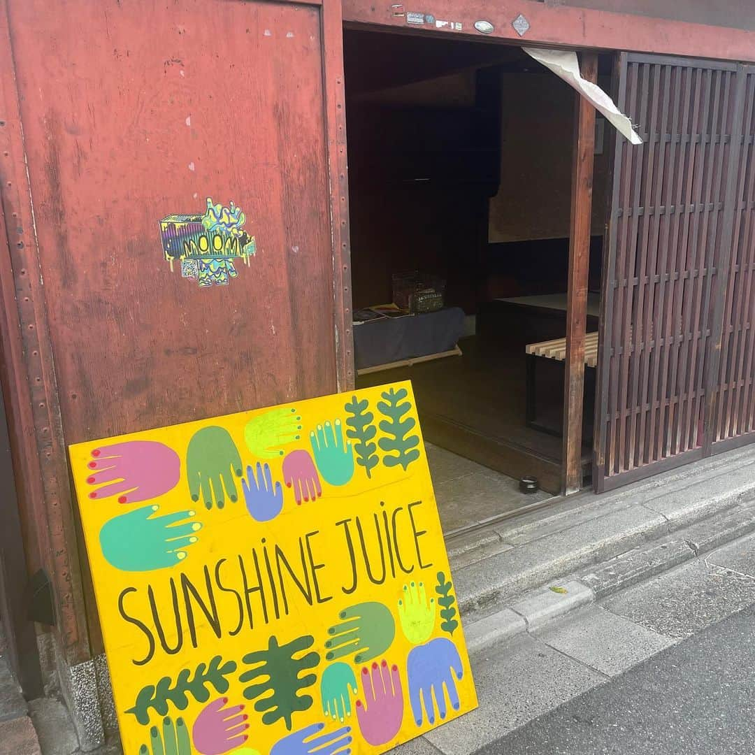 Sunshine Juiceさんのインスタグラム写真 - (Sunshine JuiceInstagram)「お得なチケットができました！  400mlのジュースが10杯分。 10枚綴りのチケットが¥12,000（税込）です。 恵比寿店と京都店でご利用いただけます。 （恵比寿店でチケットをご購入いただいた場合¥12,000分のポイントをおつけいたします）  チケット1枚でお好みの400ml入りジュースが1本お楽しみいただけます。 1日1杯の習慣にも、かさばらないお友達へのプレゼントにもぴったり😊  通常価格でのご購入よりも最大¥3,000分お得です！  ※チケット紛失の場合再発行はできません。 ※セットメニューや200ml、1Lのジュースにはお使いいただけません。  季節の変わり目にジュースで体調を整えてみませんか？ チケットは恵比寿店と京都店で販売しております。  #stayjuicy#sunshinejuice#サンシャインジュース#coldpreesedjuice#juicecleans#detox#コールドプレスジュース#クレンズ#ジュースクレンズ#ダイエット#断食#腸活#腸内環境#置き換え#ファスティング#デトックス#回数券#ジュースチケット」10月11日 12時56分 - sunshinejuicetokyo