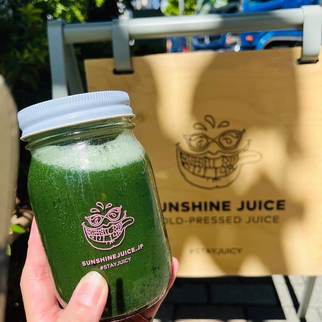 Sunshine Juiceさんのインスタグラム写真 - (Sunshine JuiceInstagram)「お得なチケットができました！  400mlのジュースが10杯分。 10枚綴りのチケットが¥12,000（税込）です。 恵比寿店と京都店でご利用いただけます。 （恵比寿店でチケットをご購入いただいた場合¥12,000分のポイントをおつけいたします）  チケット1枚でお好みの400ml入りジュースが1本お楽しみいただけます。 1日1杯の習慣にも、かさばらないお友達へのプレゼントにもぴったり😊  通常価格でのご購入よりも最大¥3,000分お得です！  ※チケット紛失の場合再発行はできません。 ※セットメニューや200ml、1Lのジュースにはお使いいただけません。  季節の変わり目にジュースで体調を整えてみませんか？ チケットは恵比寿店と京都店で販売しております。  #stayjuicy#sunshinejuice#サンシャインジュース#coldpreesedjuice#juicecleans#detox#コールドプレスジュース#クレンズ#ジュースクレンズ#ダイエット#断食#腸活#腸内環境#置き換え#ファスティング#デトックス#回数券#ジュースチケット」10月11日 12時56分 - sunshinejuicetokyo