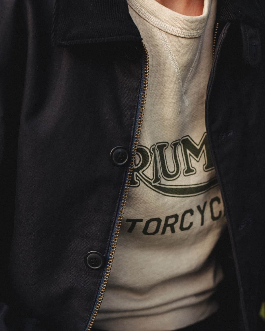 Triumph Motorcycles Japanさんのインスタグラム写真 - (Triumph Motorcycles JapanInstagram)「トライアンフのアウターは快適で暖かく、長く着用できるようつくられています。⁣ ⁣ 「Mo Jacket」は、厚手の100％コットンのジャングルクロスを使用し、裏地は先染めで暖かく、ニットストームカフスやスロートストラップなど本格的なディテールで仕上げられています。⁣ ⁣ @triumphmotorcycleslifestyle⁣ #TriumphMotorcyclesLifestyle #ForTheRide」10月11日 13時00分 - triumph_motorcycles_japan
