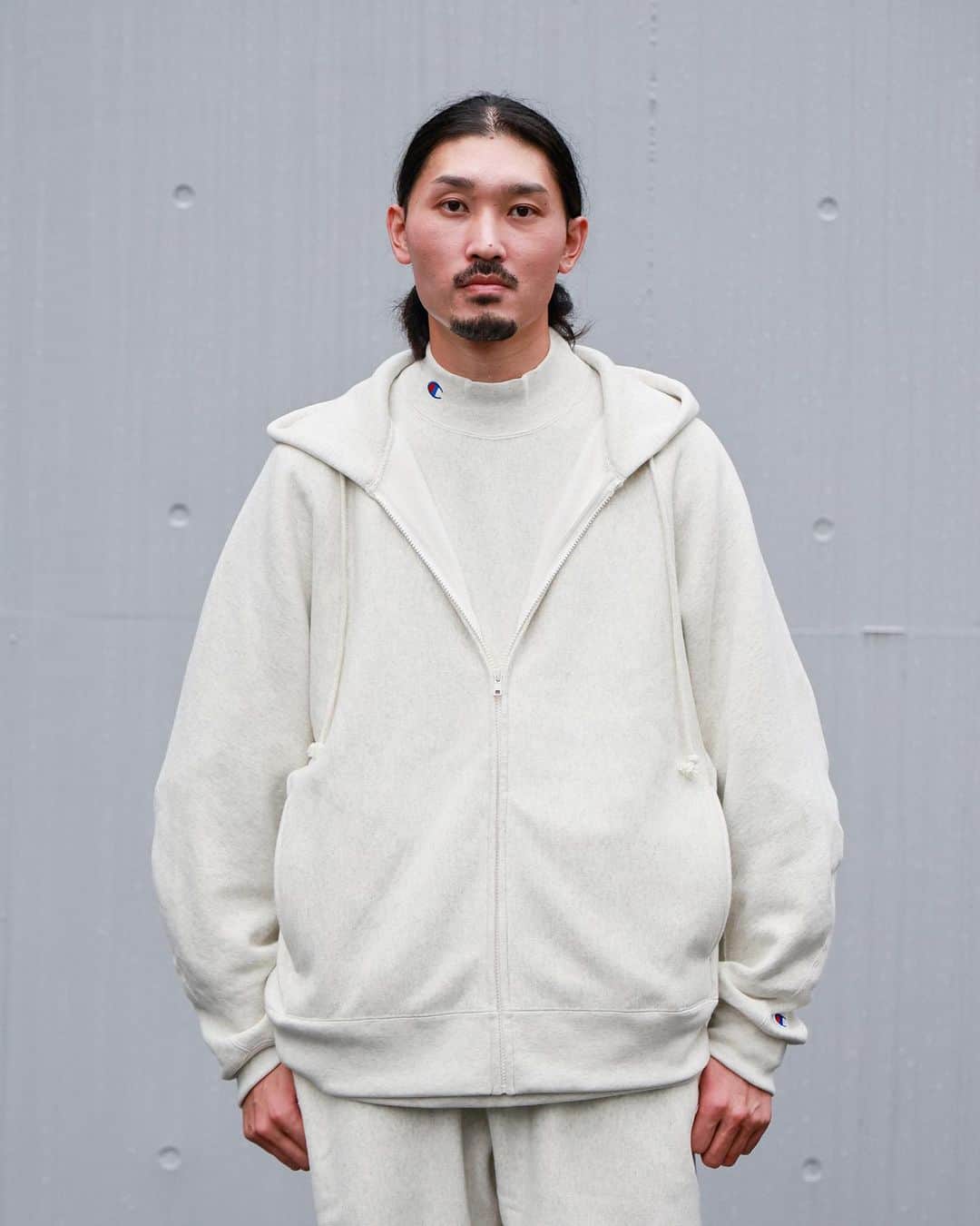 のインスタグラム：「【Champion × N.HOOLYWOOD】 2023/10/11(Wed) RELEASE.  Item: REVERSE WEAVE® Zip Hooded Sweatshirt Number:C8-Y113 Color:Oatmeal,Yellow,Black Size:S,M,L,XL Price:¥35,200  Item: REVERSE WEAVE®Mock Neck Sweatshirt Number:C8-Y110 Color:Oatmeal,Yellow,Black Size:S,M,L,XL Price:¥31,900  Item: REVERSE WEAVE® Sweat Pants Number:C8-Y214 Color:Oatmeal,Yellow,Black,Black Size:S,M,L,XL Price:¥29,700  Staff  Men’s 187cm/XL  #Champion #Championjp #nhoolywood #reversweave #チャンピオン #Nハリウッド #リバースウィーブ #スウェット」