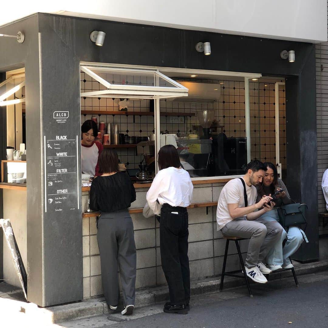 のインスタグラム：「【ABOUT LIFE COFFEE BREWERS 道玄坂】 Coffee time after lunch.☕️ Today's coffee and cold brew are serving quickly.🏃‍♂️💨 Enjoy our coffee!🤝  ランチの後のコーヒータイムはいかがですか？？☕️✨ トゥデイズコーヒーや水出しコーヒーはお待たせせずにすぐにお渡し出来ますよー！🏃‍♂️💨 お試し下さいー！  🚴dogenzaka shop 9:00-18:00(weekday) 11:00-18:00(weekend and Holiday) 🌿shibuya 1chome shop 8:00-18:00  #aboutlifecoffeebrewers #aboutlifecoffeerewersshibuya #aboutlifecoffee #onibuscoffee #onibuscoffeenakameguro #onibuscoffeejiyugaoka #onibuscoffeenasu #akitocoffee  #stylecoffee #warmthcoffee #aomacoffee #specialtycoffee #tokyocoffee #tokyocafe #shibuya #tokyo」