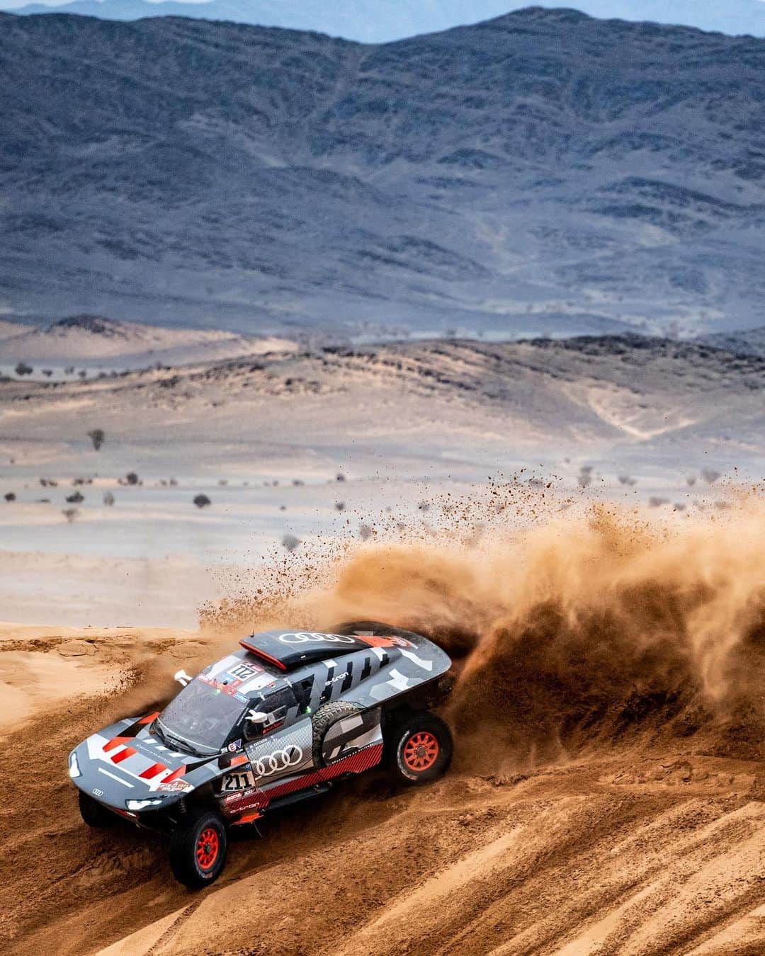 アウディ ジャパンさんのインスタグラム写真 - (アウディ ジャパンInstagram)「今年1月に行われたDakar Rally 2023。  この最も過酷なモータースポーツに参戦したAudiは、15のステージで計14回の表彰台を獲得し、オフロードラリーにおける電動モビリティの可能性を世界に示しました。  そして、 Dakar Rally 2024へ。 3回目の参戦に向け、Team Audi Sportは着々と準備を進めています。  さらに進化を遂げたAudi RS Q e-tronの新たな戦いが始まります。  *この車はレース用であり、市販車ではありません。  #Audi #アウディ#FutureIsAnAttitude #RSQetron #RoadtoDakar」10月11日 19時00分 - audijapan