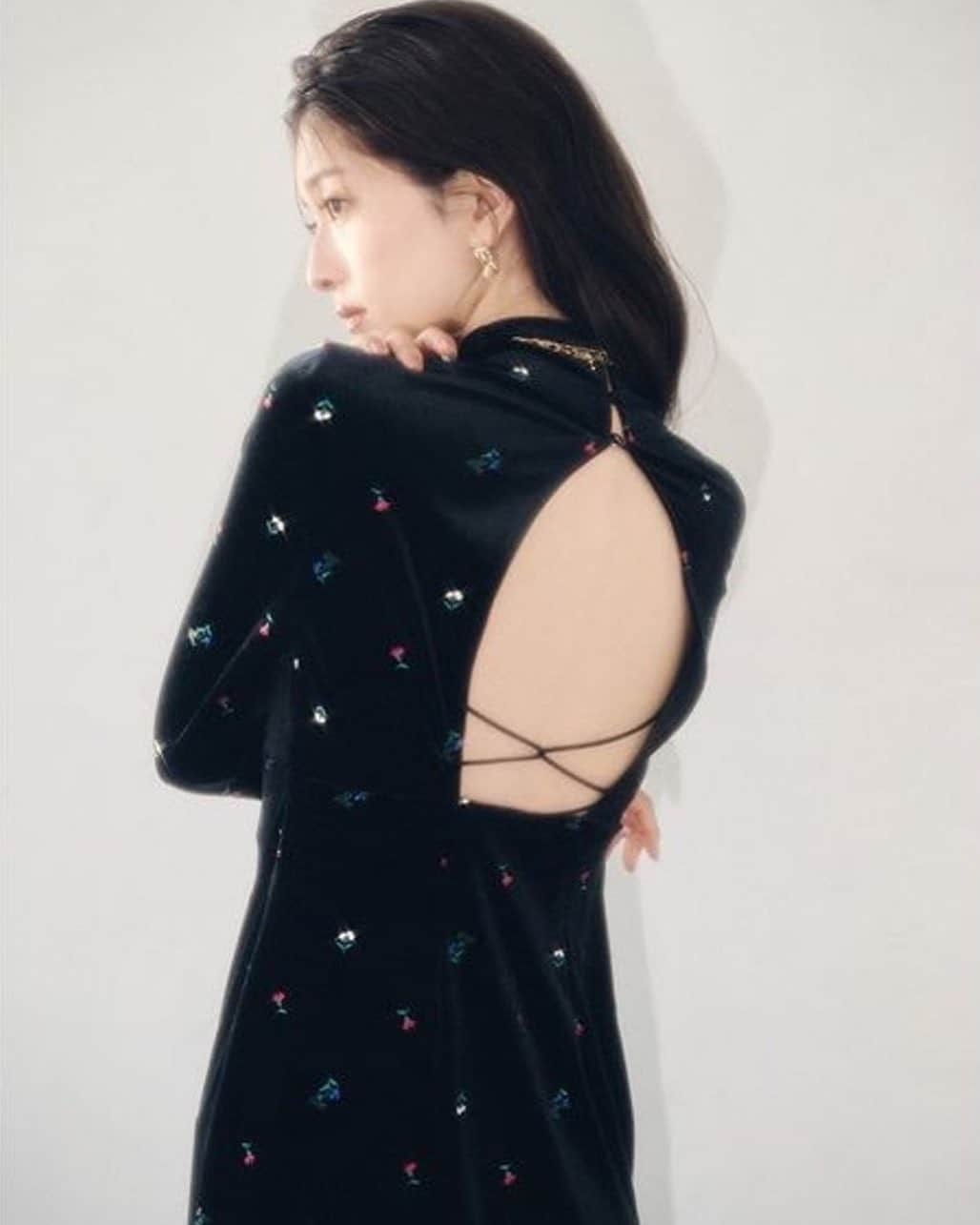 LOCONDO.jp さんのインスタグラム写真 - (LOCONDO.jp Instagram)「【LILY BROWN】  ■エンブロイダリーフラワーベロアワンピース （BLK）  ベロアのカットソー生地に、華やかなオリジナルの小花刺繍を施したワンピース。 フィット感のあるIラインシルエットが女性らしさを引き立て、大胆な背中開きデザインでヘルシーな肌魅せを楽しめます。  ✓https://onl.tw/eyaXri9  #LILYBROWN #リリーブラウン #ロコンド #locondo」10月11日 13時04分 - locondo_official