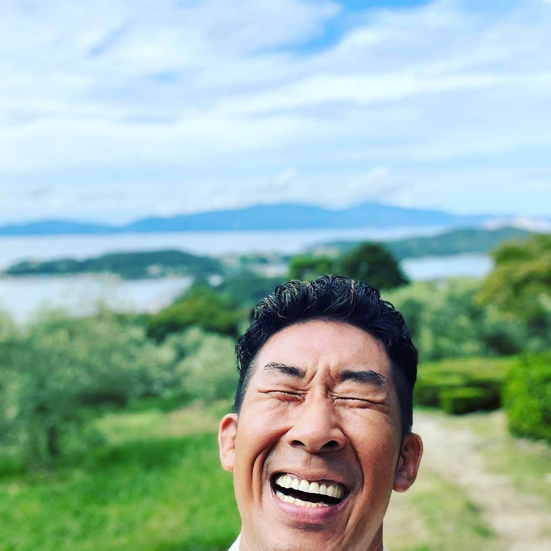 田村裕さんのインスタグラム写真 - (田村裕Instagram)「近いゴールの努力は無駄になっちゃうこともあるし、短い時間で得られるものは誰にでも得られる可能性も強い。  長い期間をかけて得たものは無くなりにくいし、真似の出来ない価値が出てくる。  継続に価値あり。  #今日は笑えた? #笑えなかったとしても大丈夫 #僕が笑ってる #麒麟田村 #タムラ433 #smile #미소 #χαμόγελ #sonreír #gülümseme #ยิ้ม #全力笑顔」10月11日 13時05分 - hiroshi9393