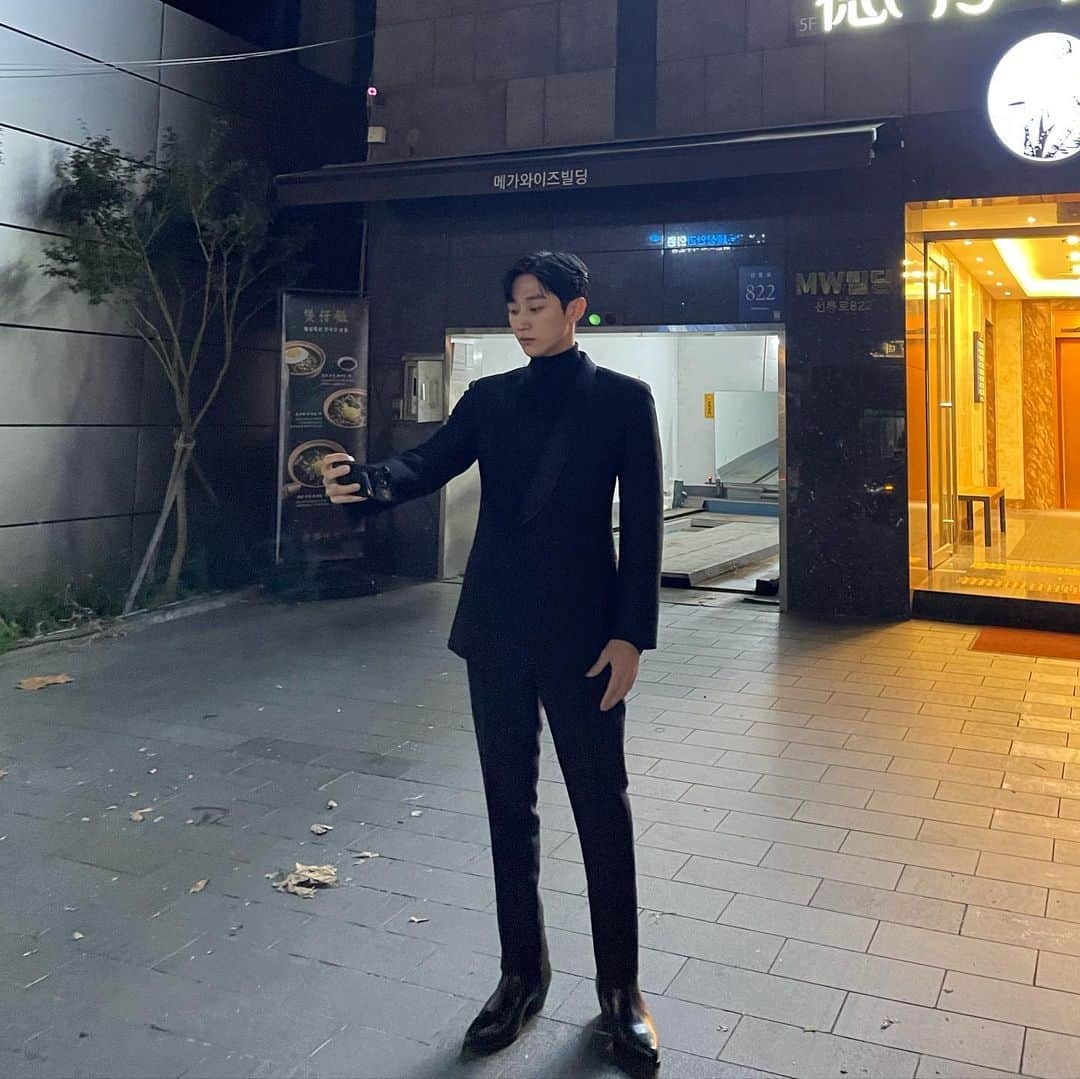 ジニョン のインスタグラム：「셀카는 올릴 수 없었다고 한다…」