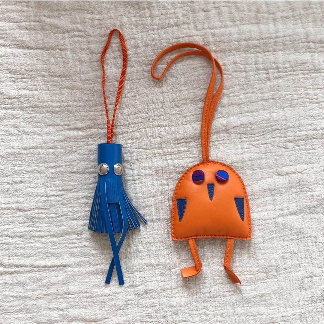_mar_.imのインスタグラム：「カバンに付けたり、いろいろ。  🦑　and 🦉  オレンジのは、カボチャのお化けとか ハニワに間違えられるけど、いちおうフクロウです😯  #hermes#hermescharm」