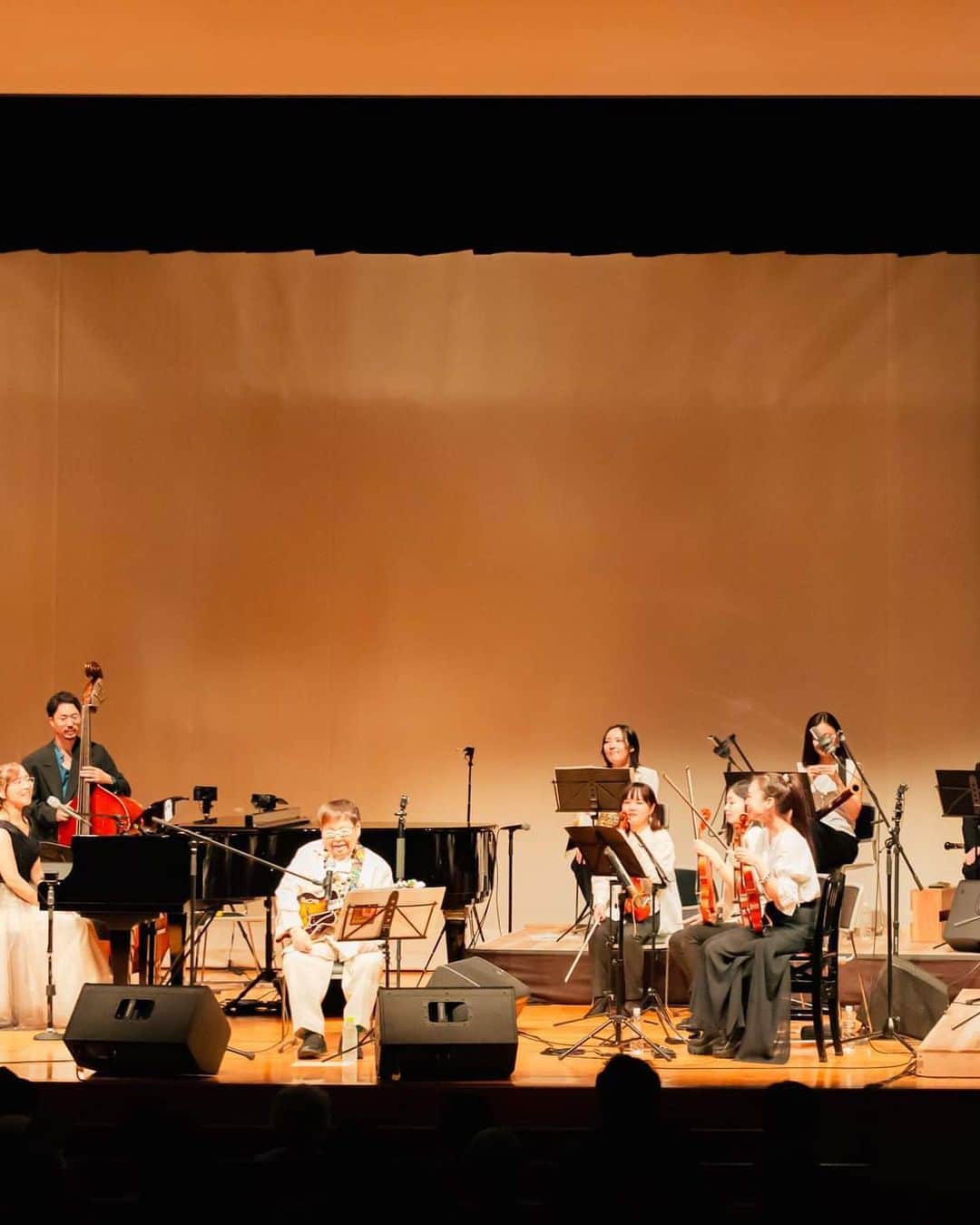 高木ブーさんのインスタグラム写真 - (高木ブーInstagram)「先日の僕のバンドのフラニちゃんのクラシックコンサートの写真です。 今回は16名のオーケストラの方と演奏しました。  #furani  #高木ブー #高木ブーとハロナ」10月11日 13時17分 - bootakagi85